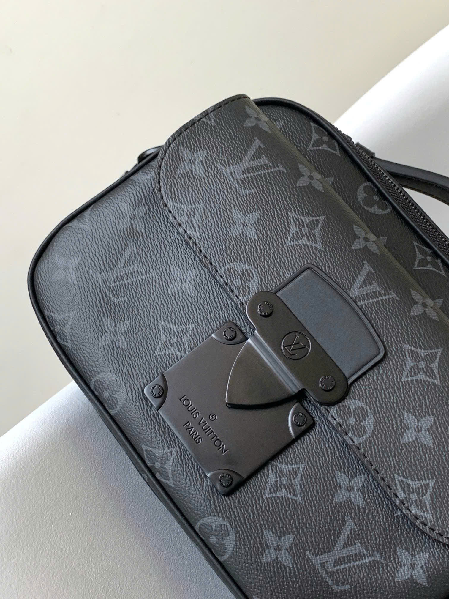 Túi đeo chéo nam Louis Vuitton S Lock Messenger Bag hoa đen_thumbnail_2