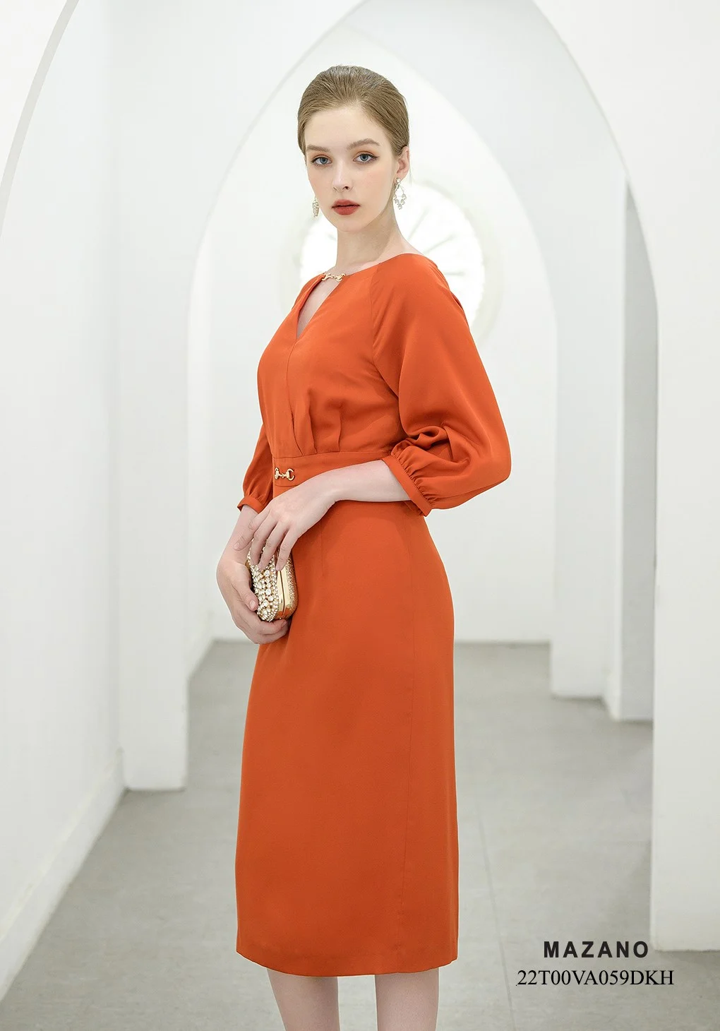 Đầm cam tay lỡ đắp vạt xẻ cổ cách điệu