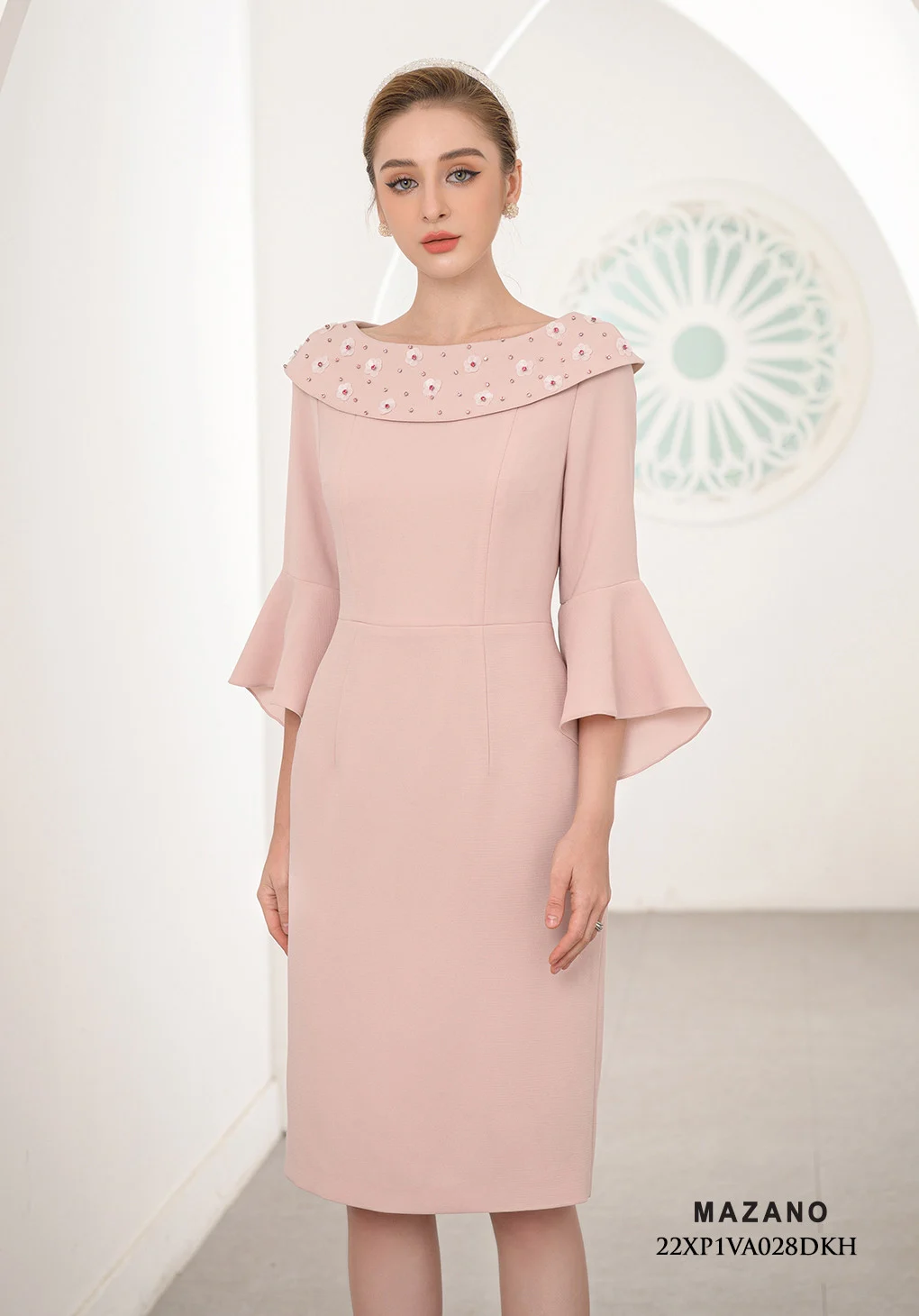 Đầm ôm dự tiệc cổ thuyền đính cườm tay cách điệu mulet