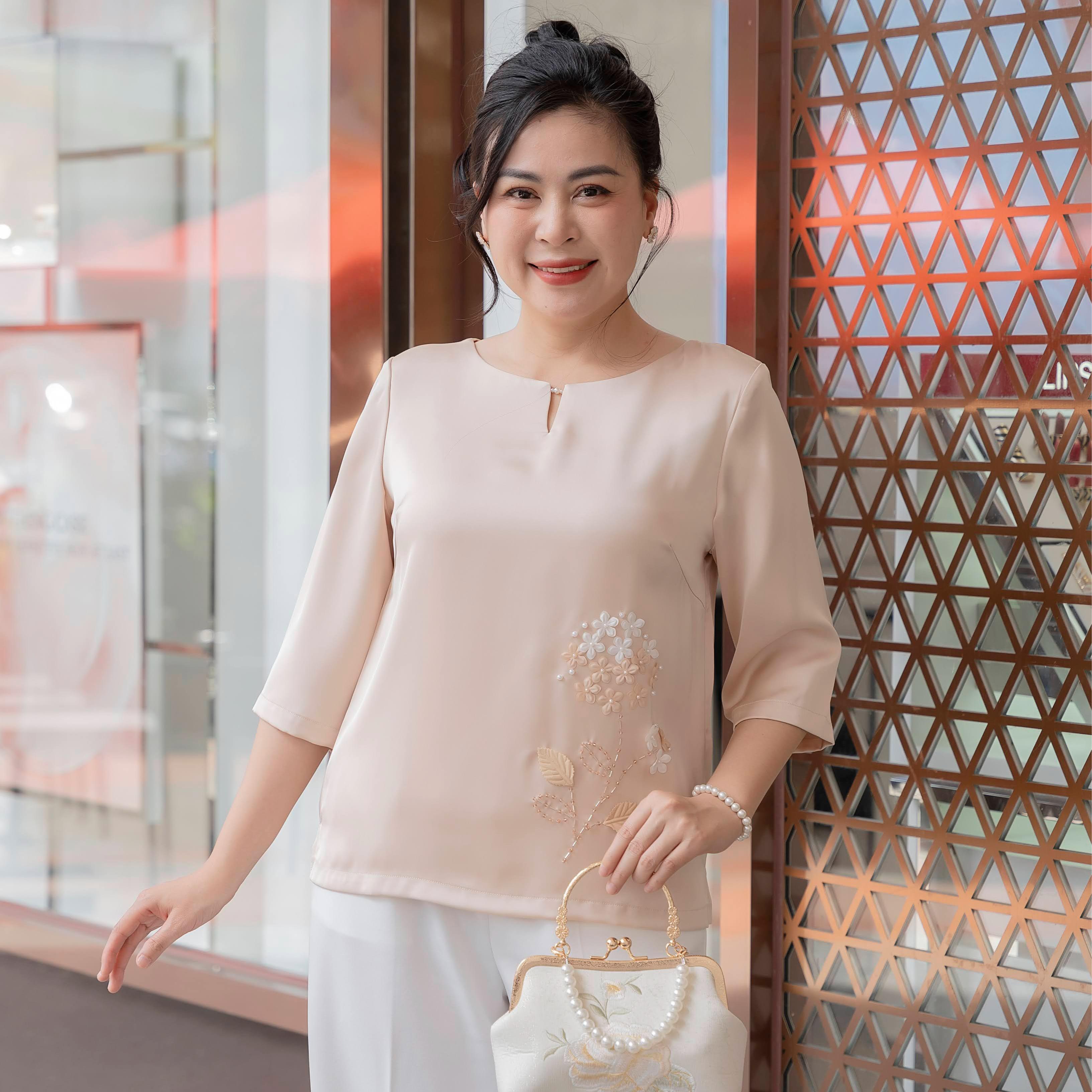 GUMOM - Áo Kiểu Trung Niên U50 U60 Cao Cấp Cổ Tròn Tay Lỡ Thêu Hoa Đính Nút Sang Trọng Cho Nữ - Women Nhung Kem Xanh Nho Tua Rua Top Voi_thumbnail_3