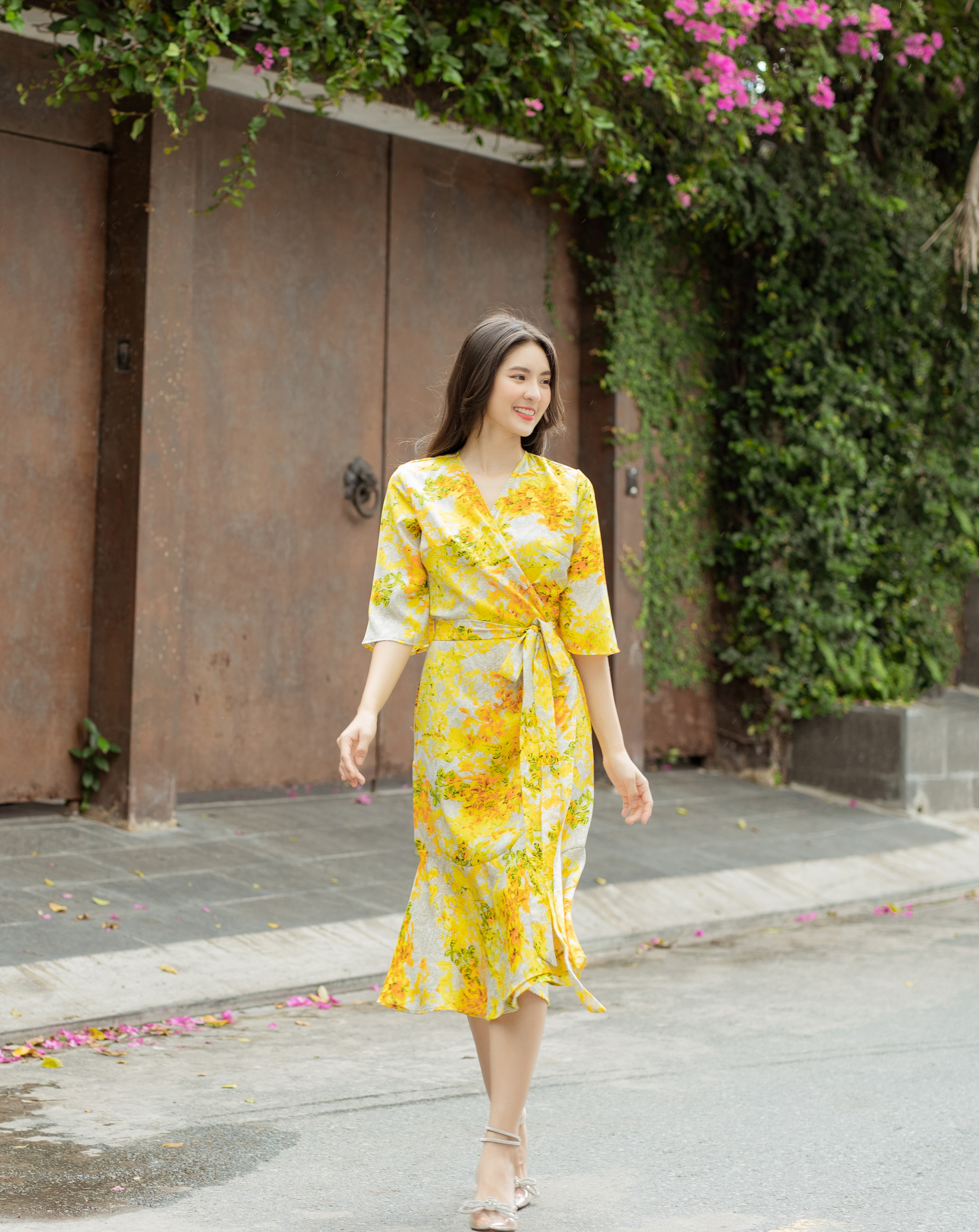 Đầm họa tiết cổ V đuôi cá kiểu đắp chéo cột eo