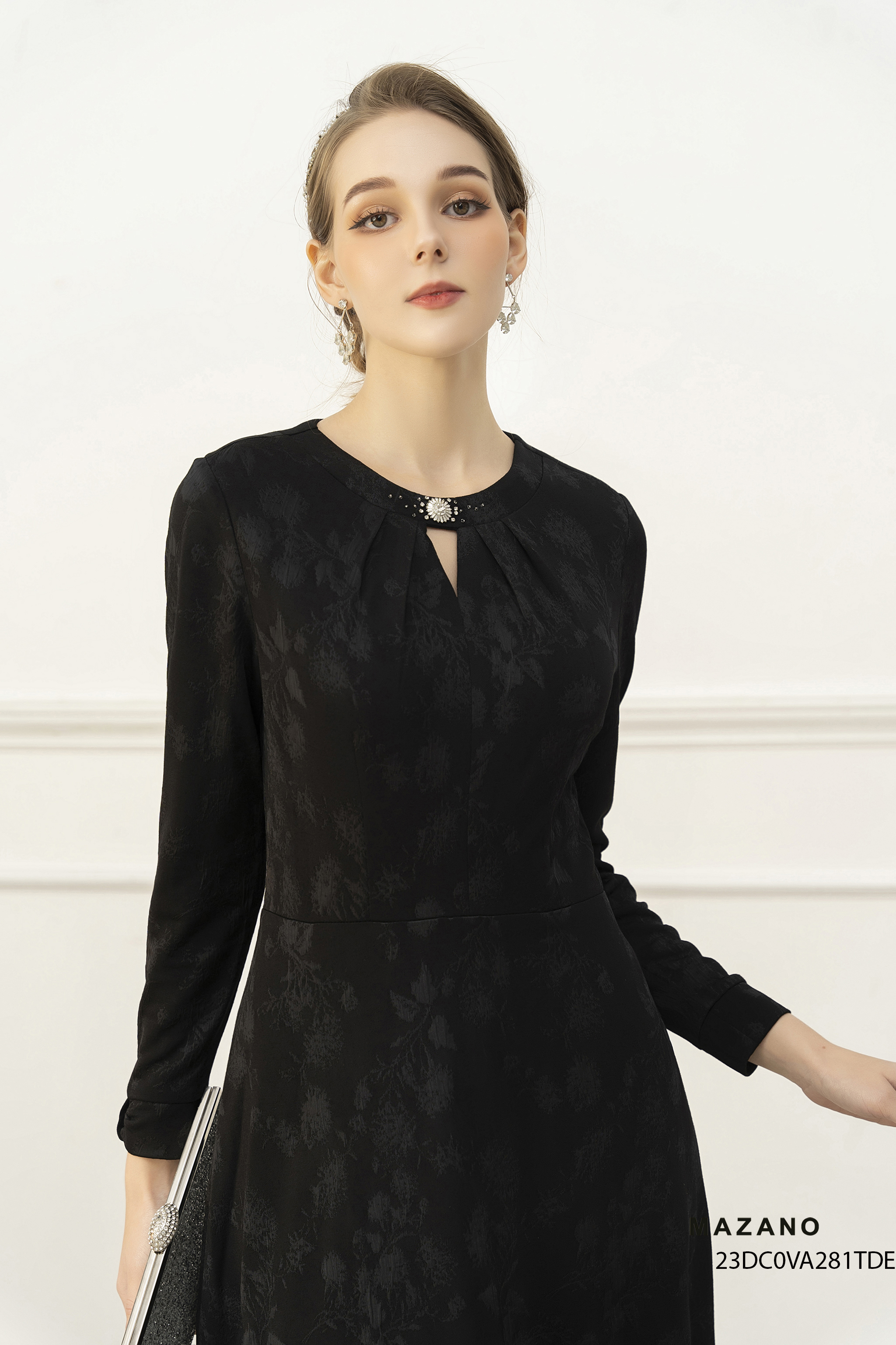 Đầm dạ len thân ôm chân rủ, cổ cách điệu xếp ly đính hạt cườm_thumbnail_2