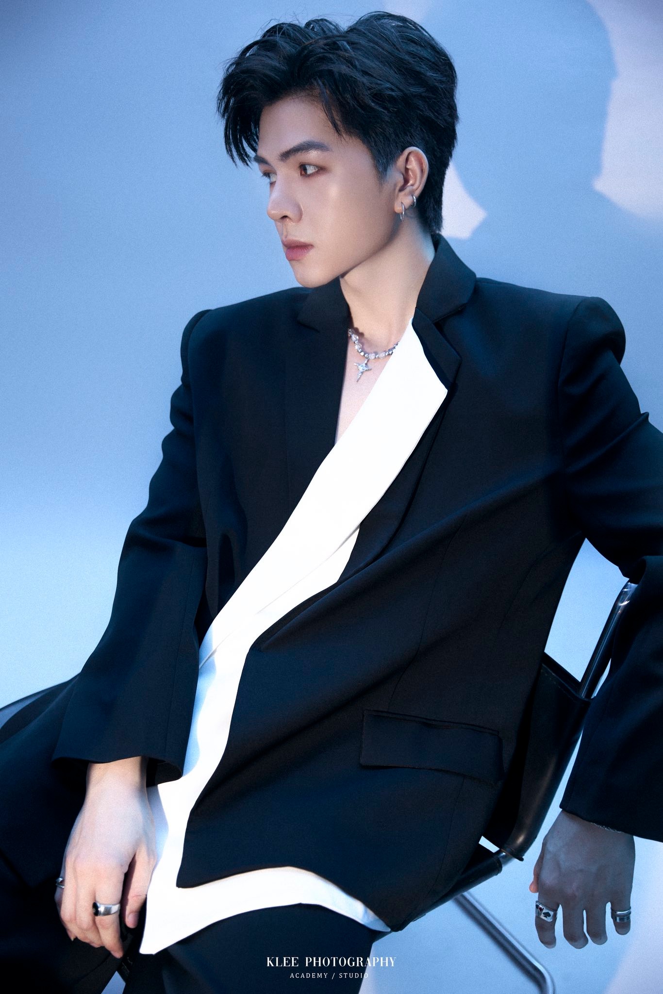 Suit đen phối trắng – Tối giản & thời thượng_thumbnail_5