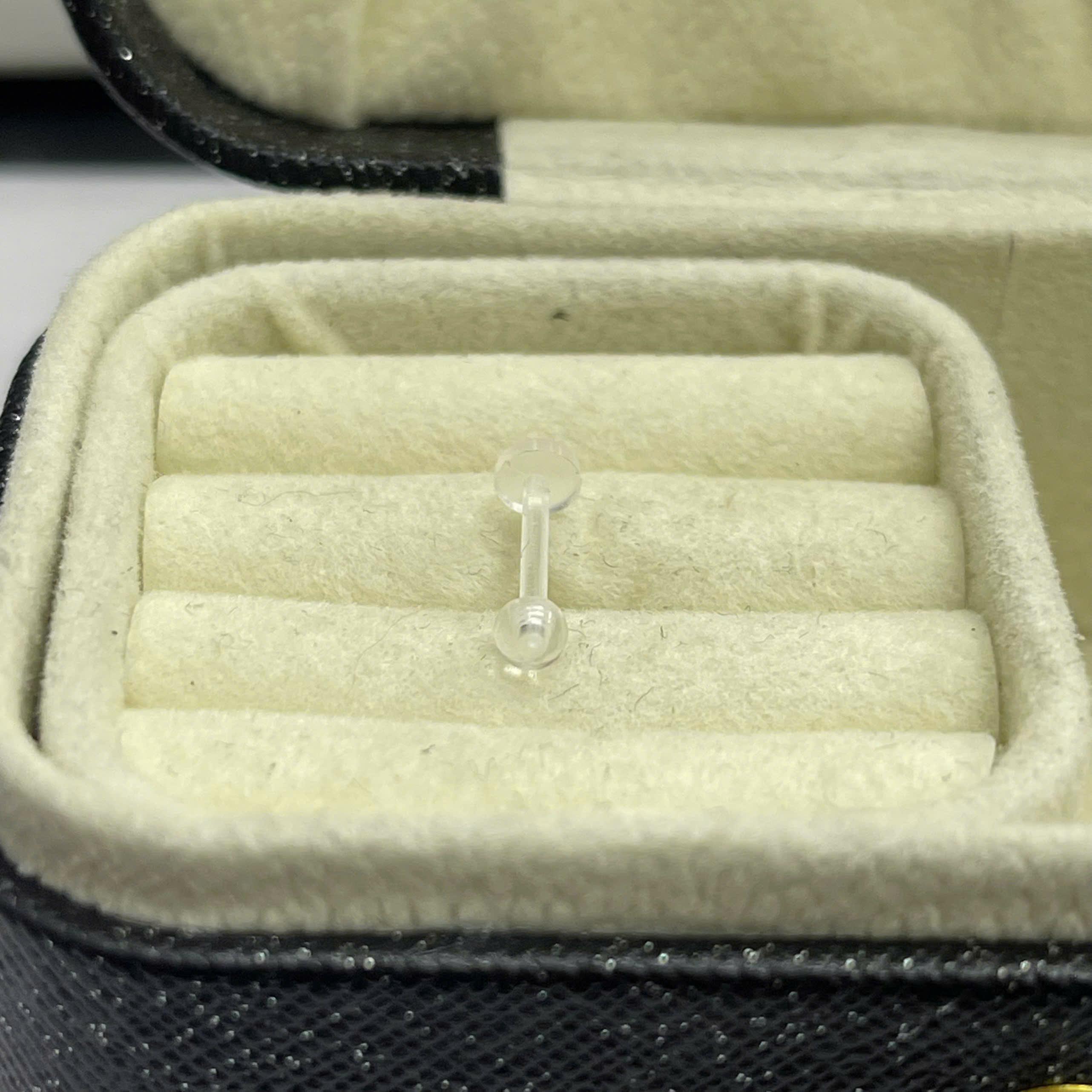 Khuyên trong suốt đít dẹt size 8.