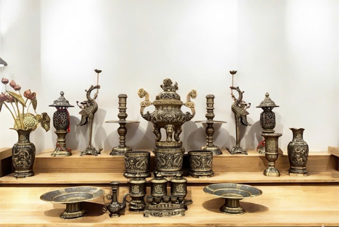 Bộ đồ thờ đầy đủ  bằng đồng vàng hun màu giả cổ 