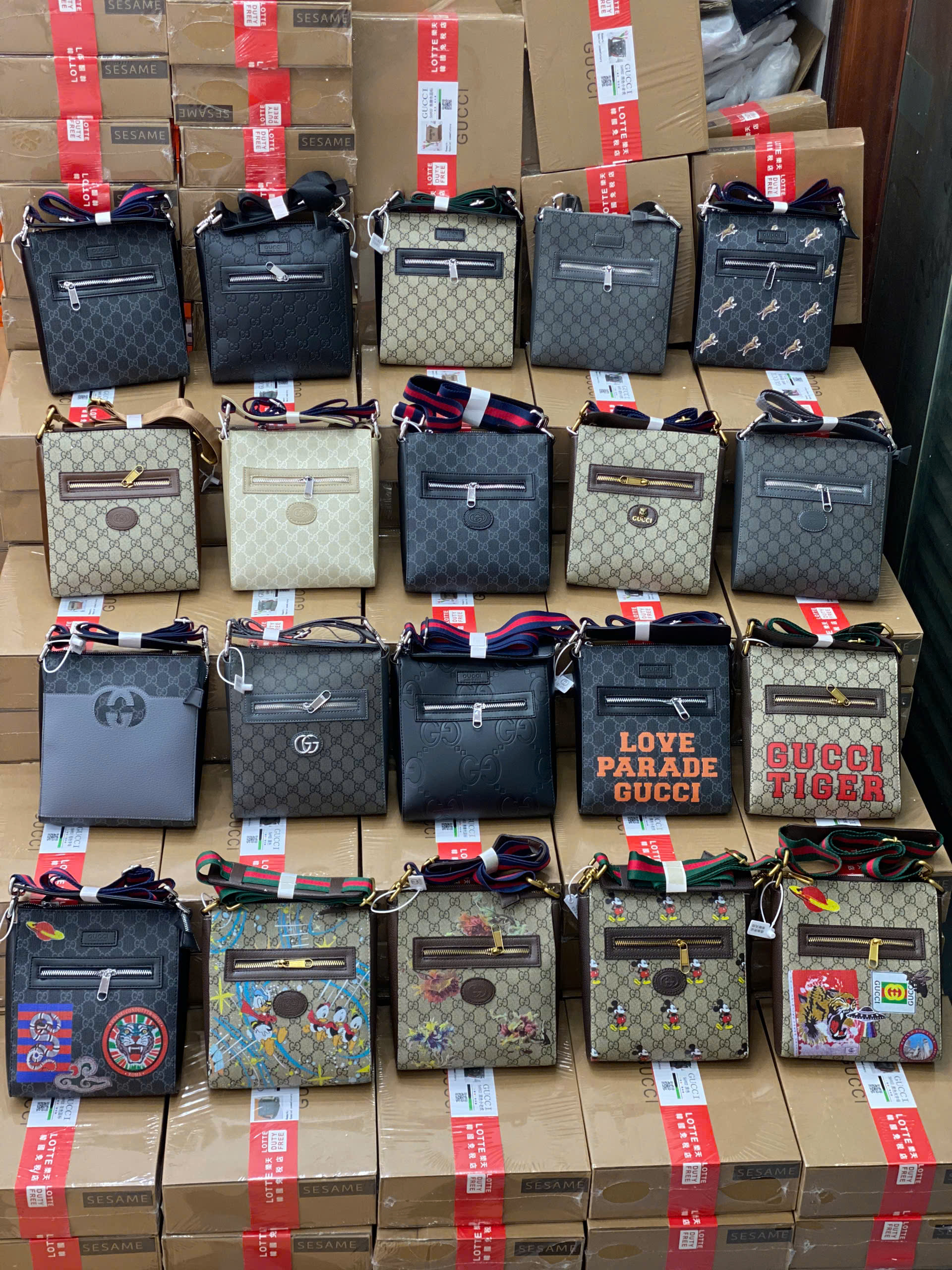 Túi Đeo Chéo Gucci GG Supreme Messenger Bag