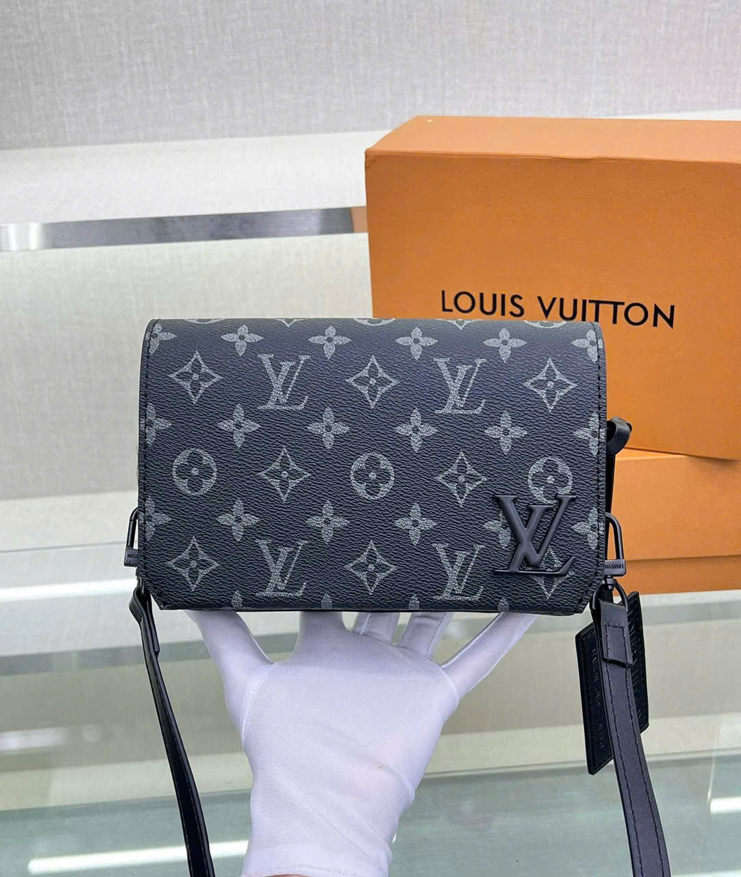 Túi đeo chéo LV Fastline Wearable Wallet hoa đen