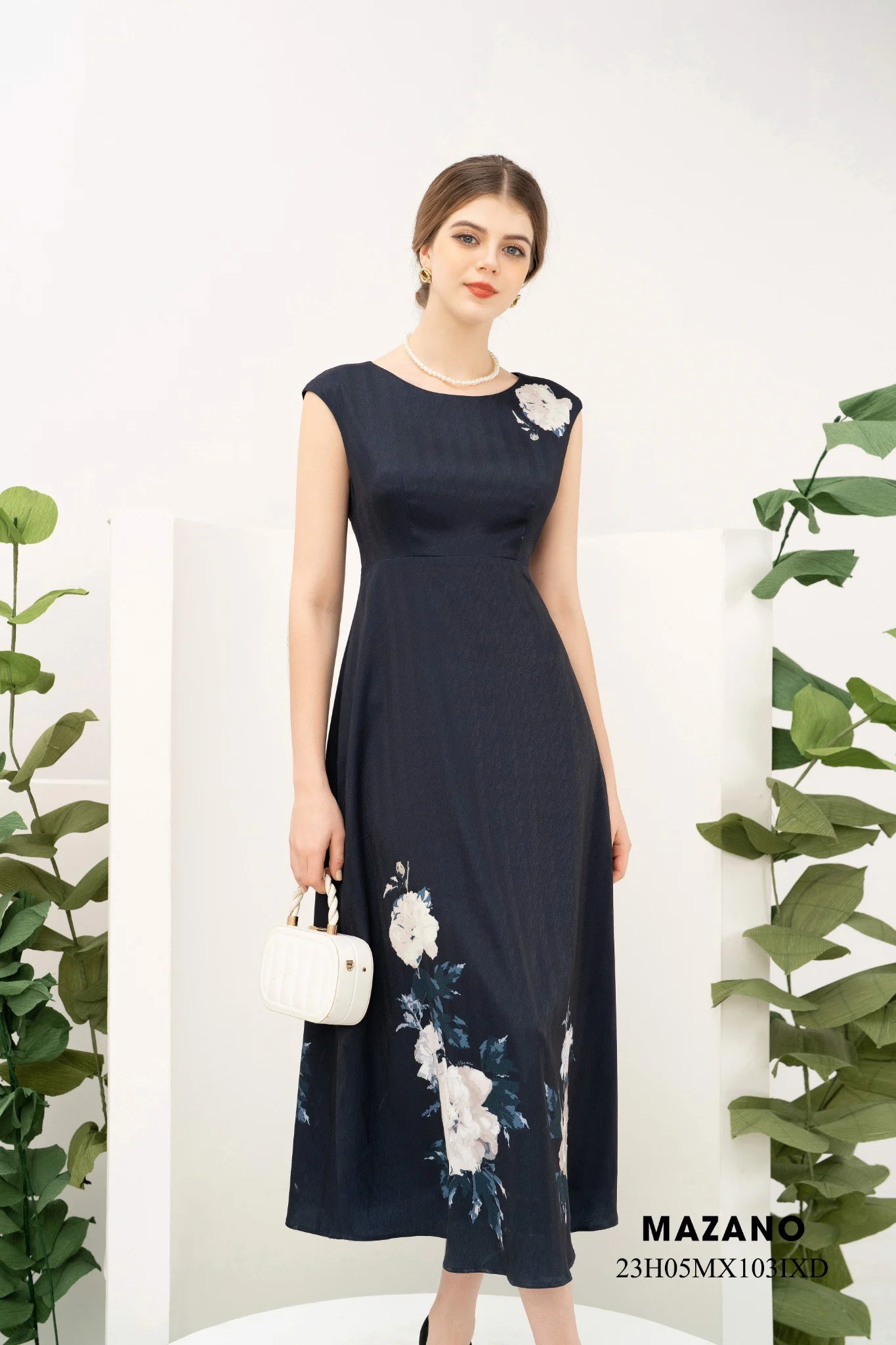 Đầm Maxi vải lụa màu đen dự tiệc in hoa sang trọng