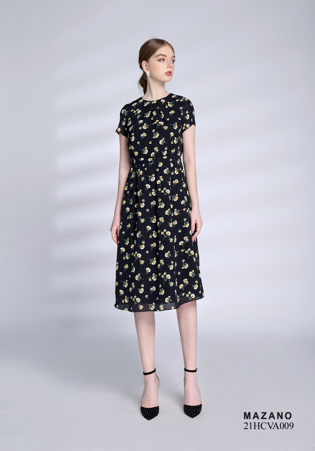 Váy đen họa tiết hoa bùng eo xếp ly cổ