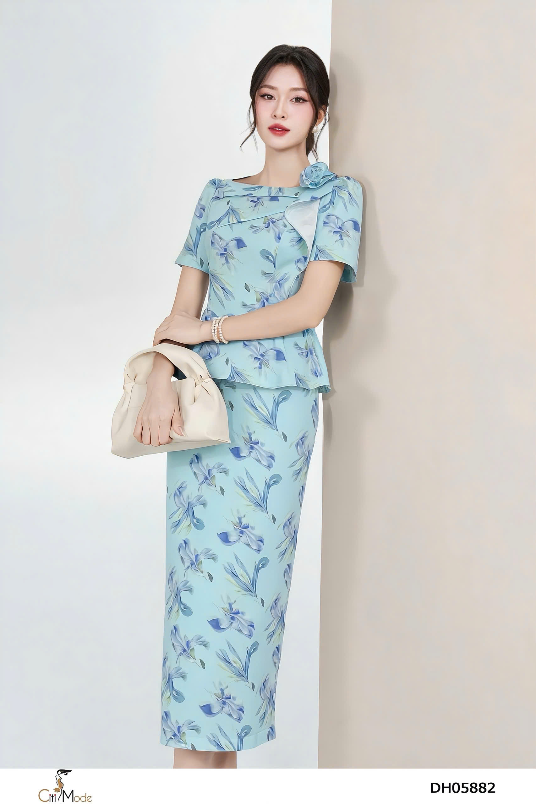 Đầm ôm hoa xanh peplum cổ cách điệu đính hoa