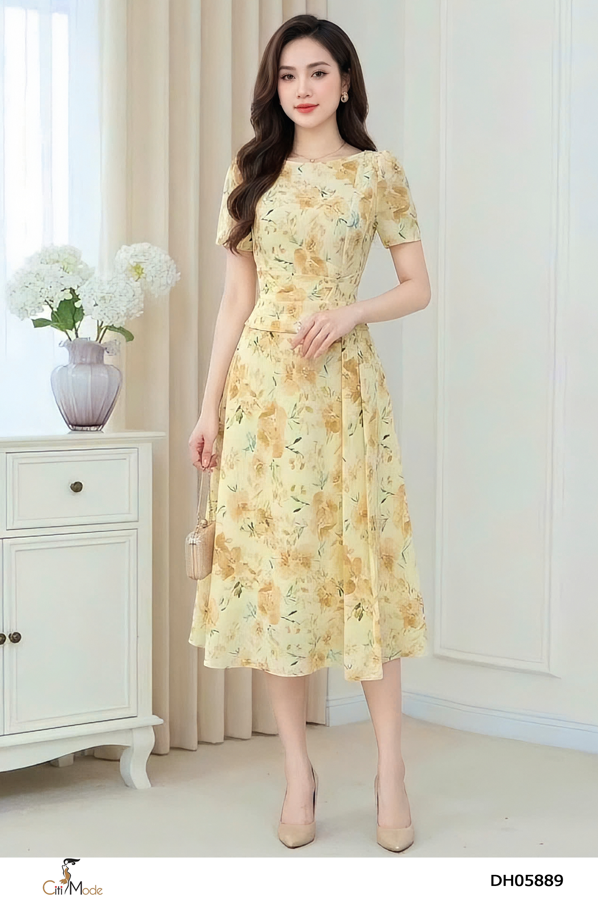 Đầm xòe puplum hoa vàng, cố thuyền. Chân váy xếp ly lệch