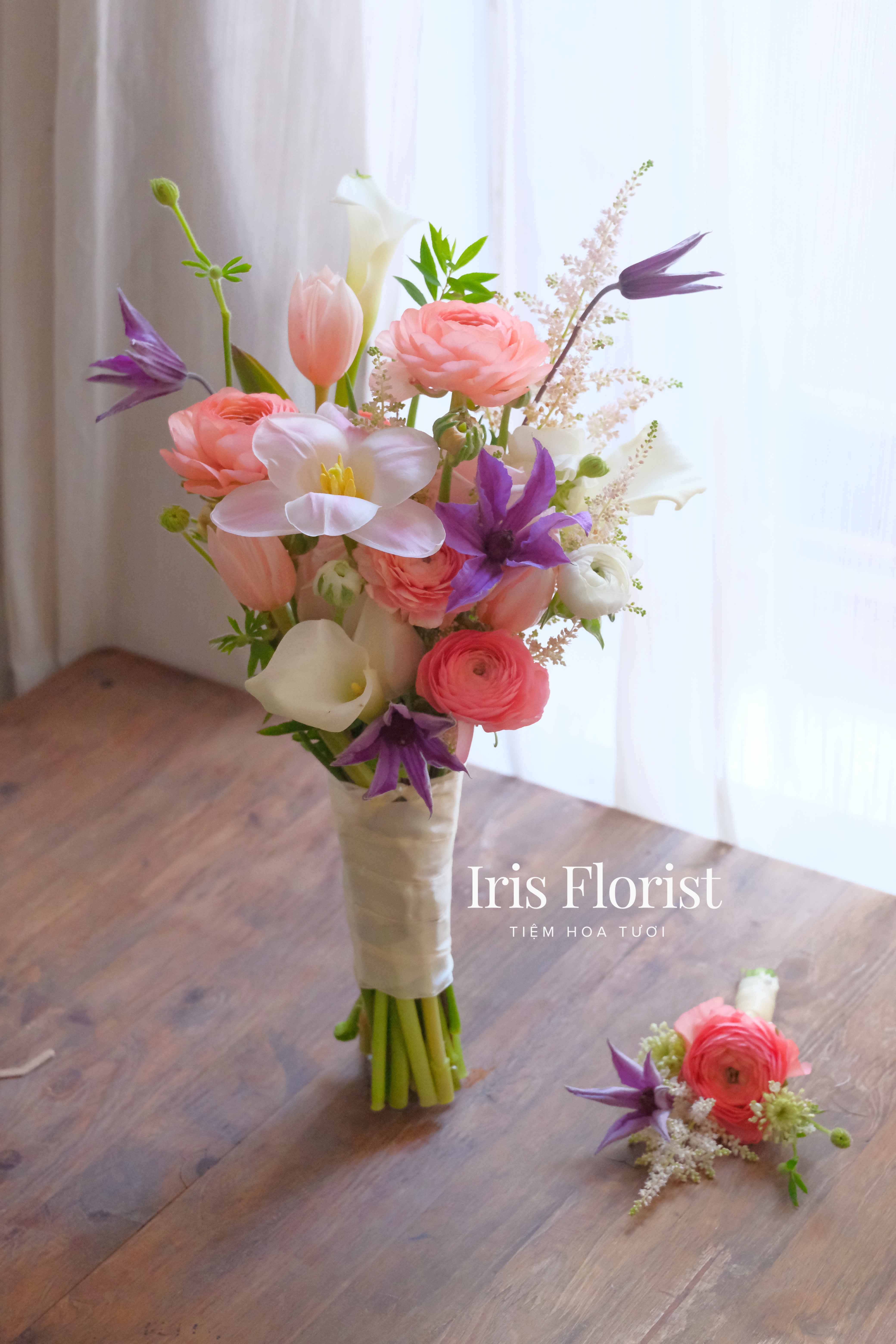 Bó hoa cưới tone cam đào mix Clematis