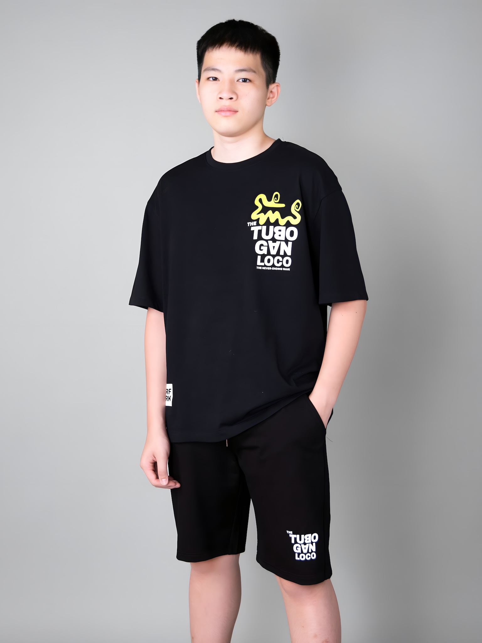 Áo phông bé trai dáng rộng đen in chữ