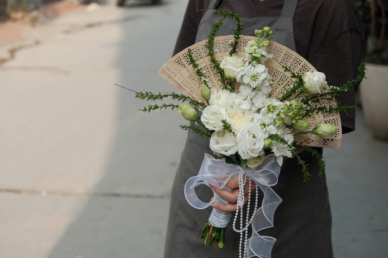 Quạt hoa tone trắng mix cùng tuyết mai