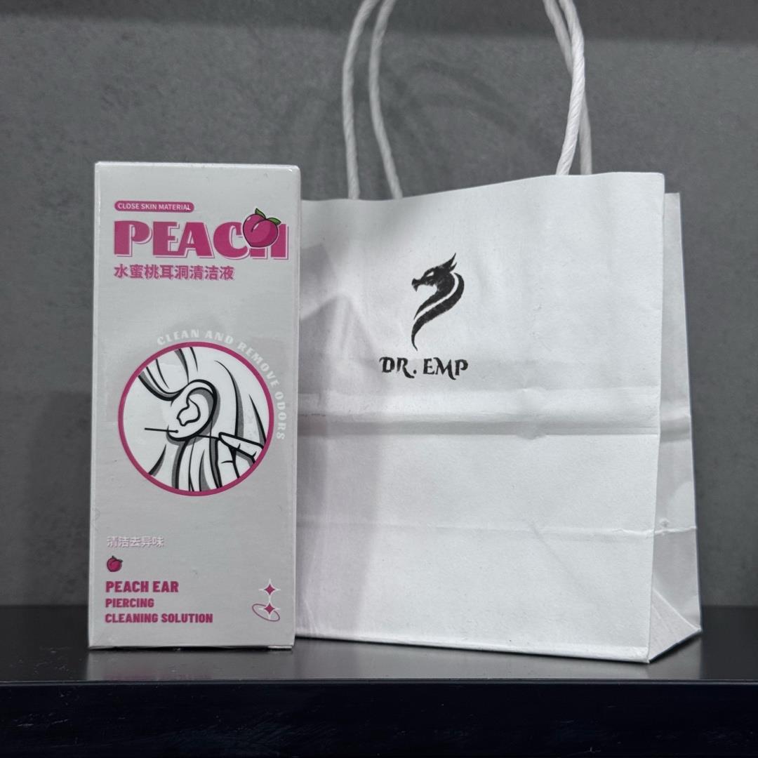 bộ vệ sinh lỗ xỏ đã lành.