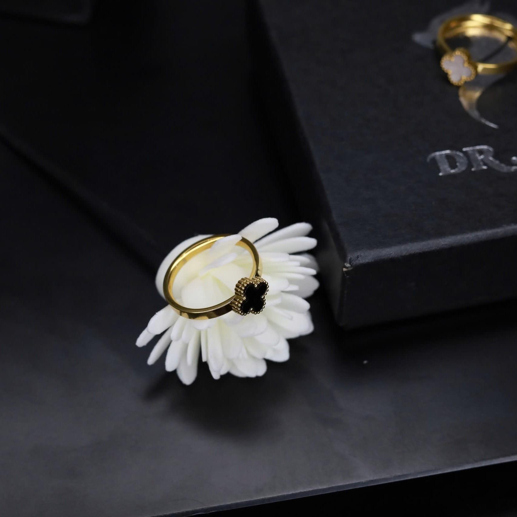 Nhẫn kiểu vancleef đen size 7_thumbnail_2