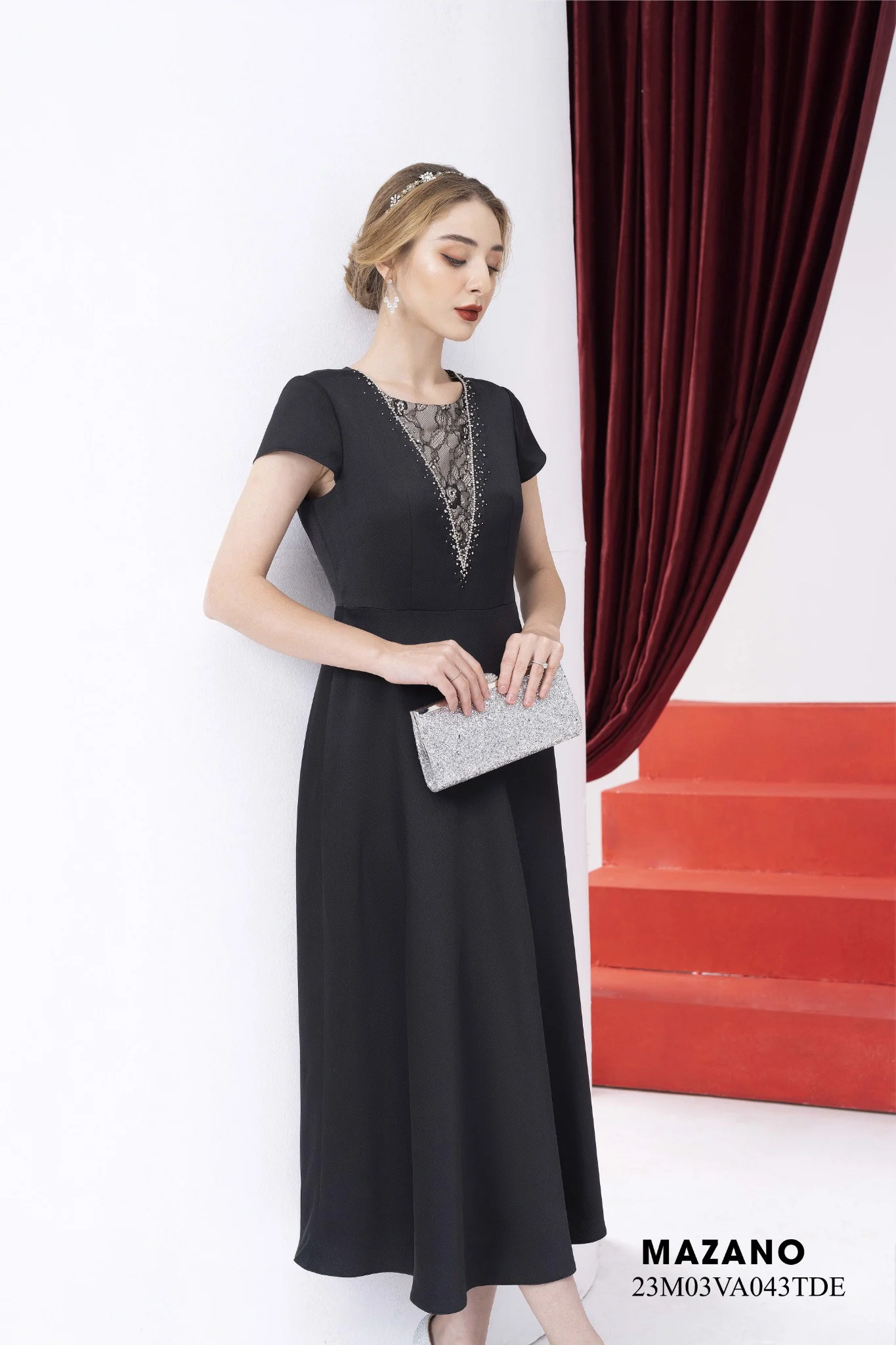 Đầm tiệc đen ôm chân rủ ngực phối ren đính đá trang trí