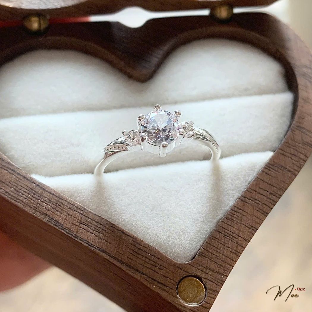 N162 - Nhẫn đá chủ pha lê viền sọc điệu đà