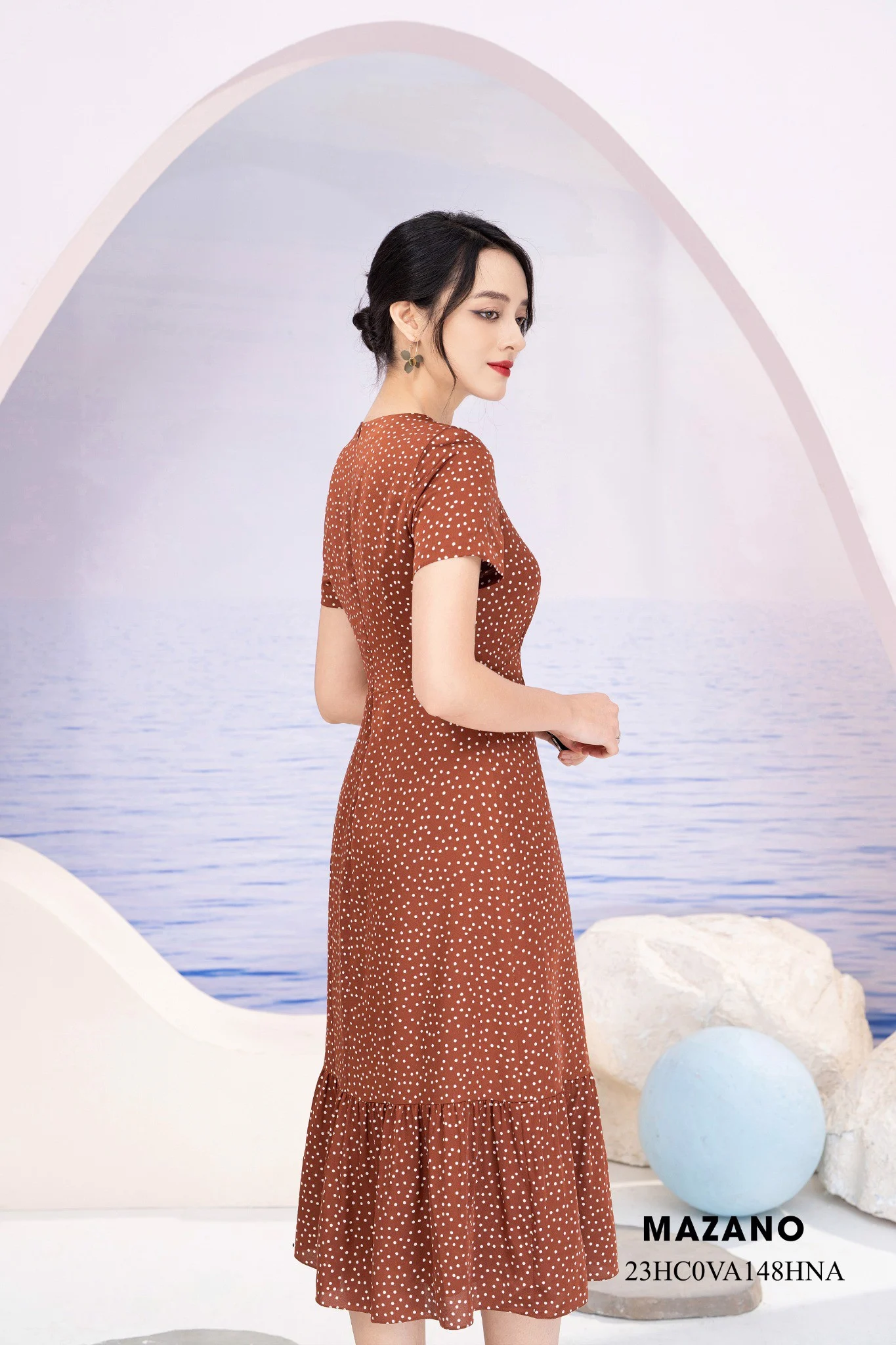 Váy Đầm Ôm Vải lụa mỏng Hoạ tiết chấm bi Chân phối bèo Cổ tròn Tay ngắn Dài ngang bắp chân_thumbnail_3