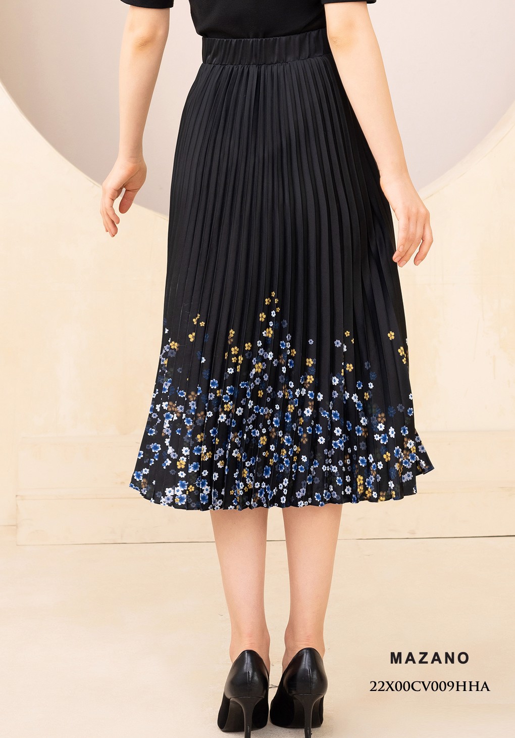 Chân váy xoè vải lụa đen dập ly in họa tiết_thumbnail_3