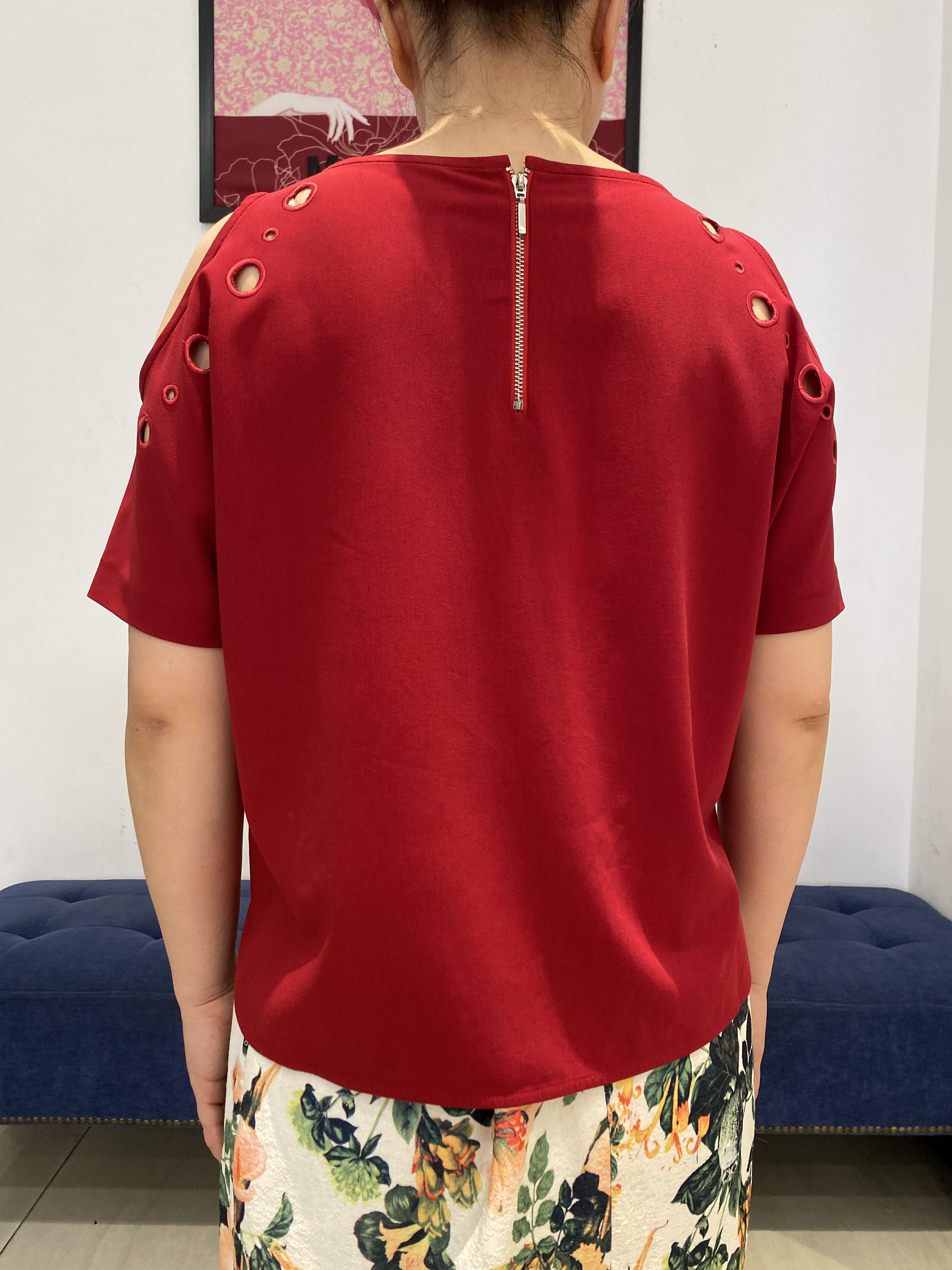 Áo sơ mi đỏ trễ vai họa tiết cách điệu_thumbnail_2