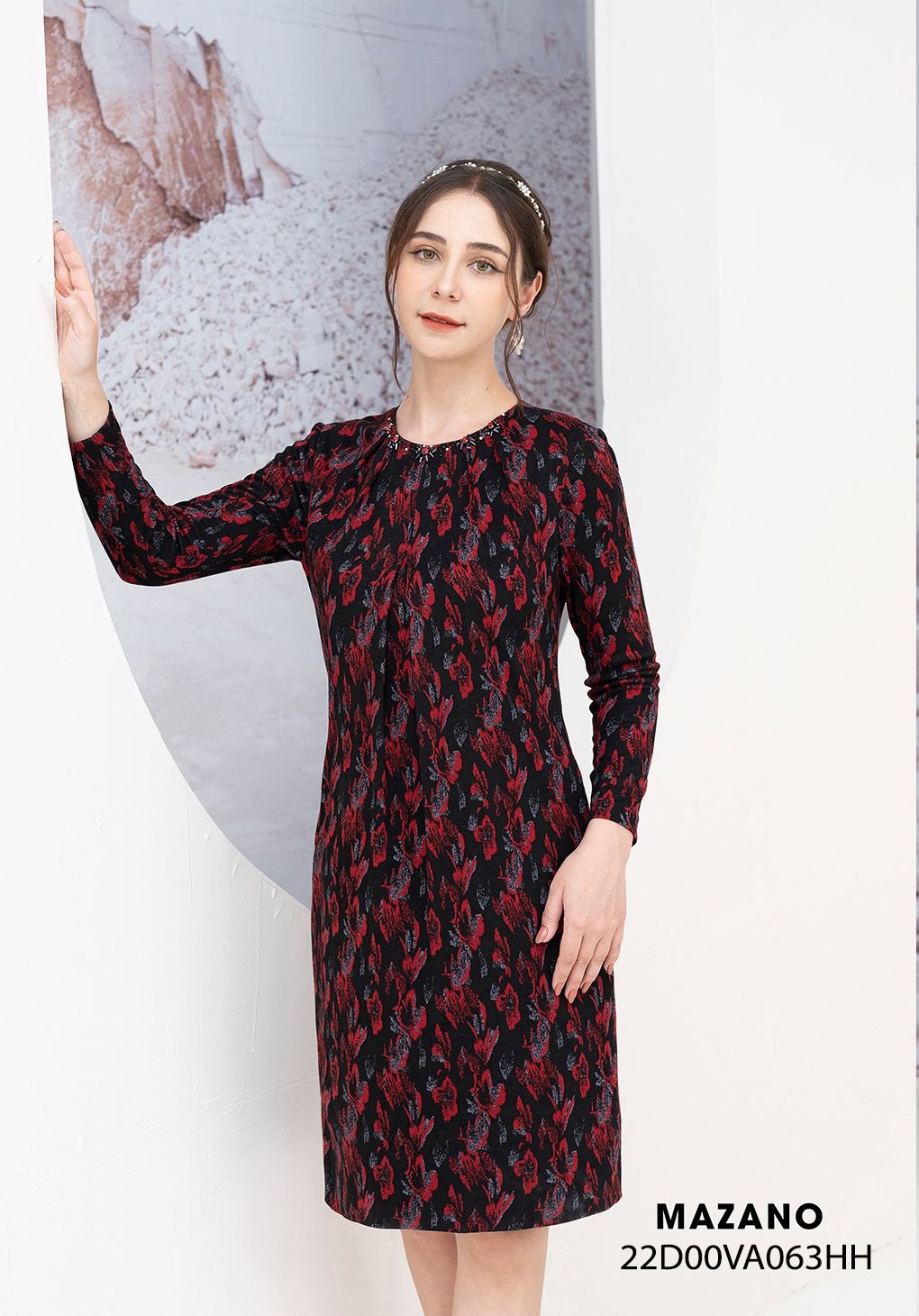 Đầm len họa tiết suông xếp ly cổ