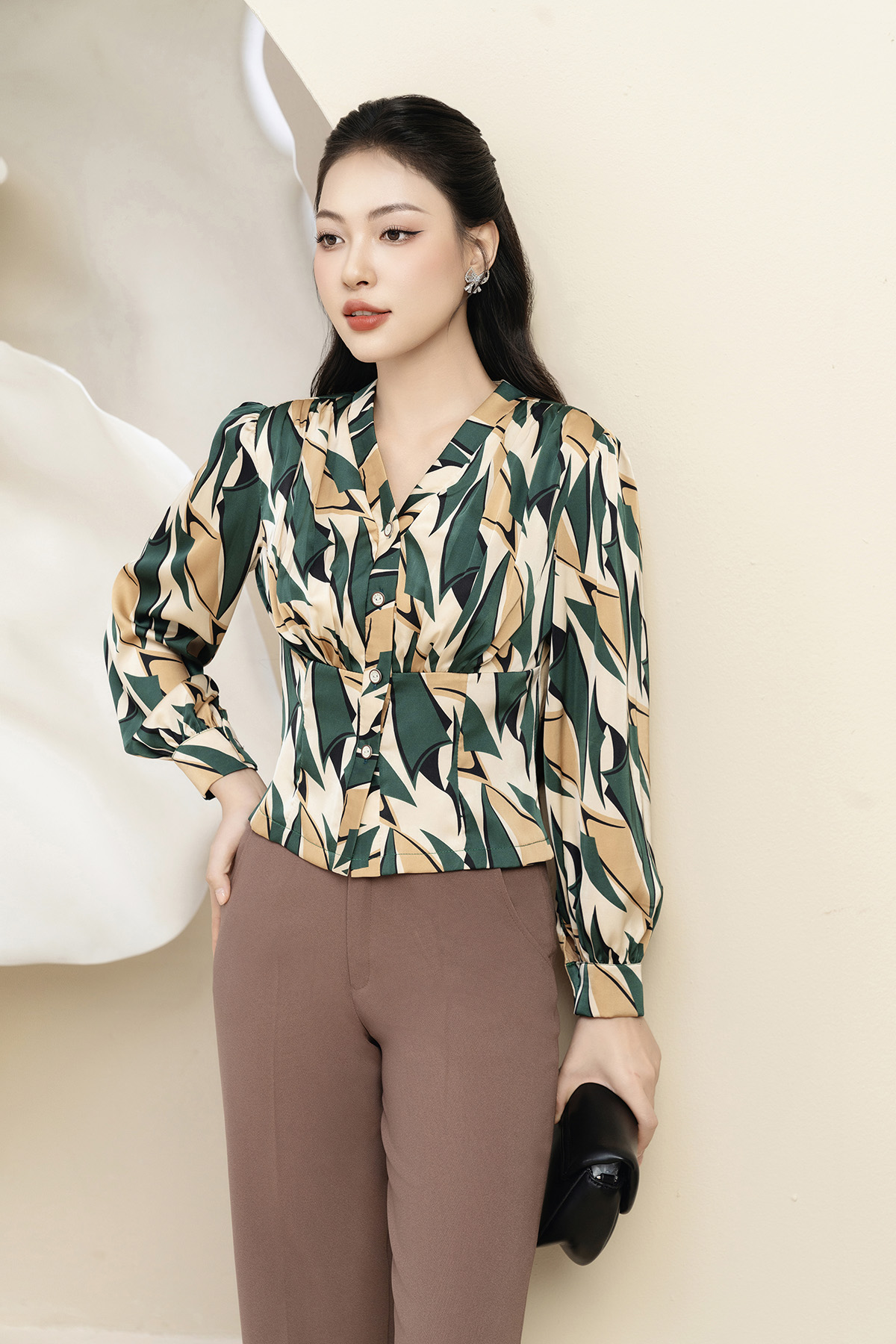 Áo sơ mi nữ họa tiết hình xanh nâu cổ V tay dài A3030