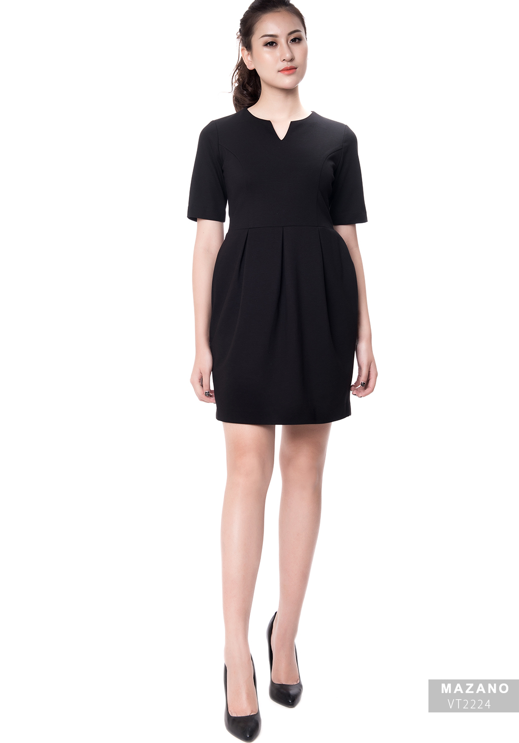 Đầm đen xòe khoét cổ