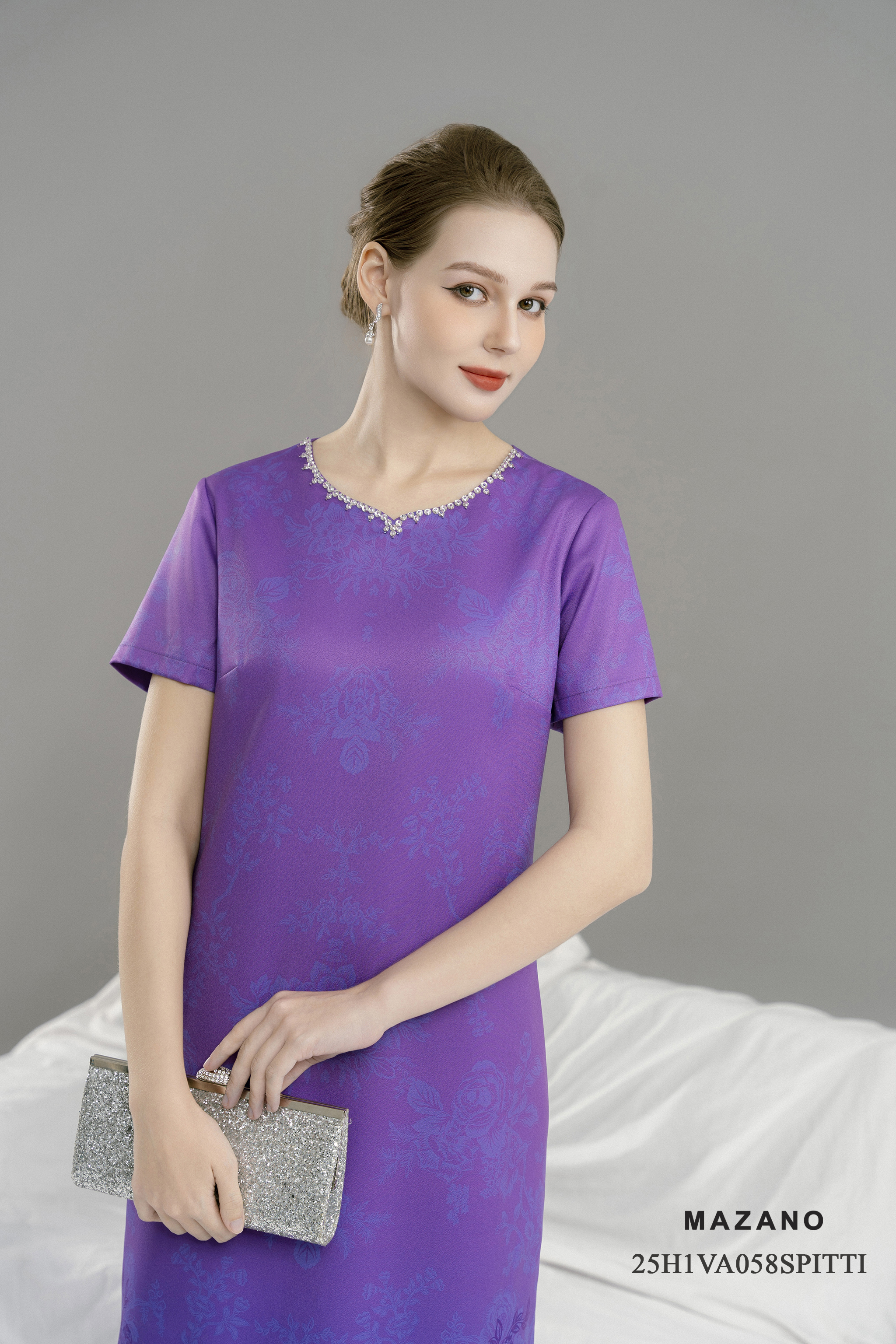 Váy Đầm Suông Vải thô sạn Hoạ tiết hoa cách điệu Cổ tròn Đính đá sang trọng Tay ngắn Dài qua gối_thumbnail_3