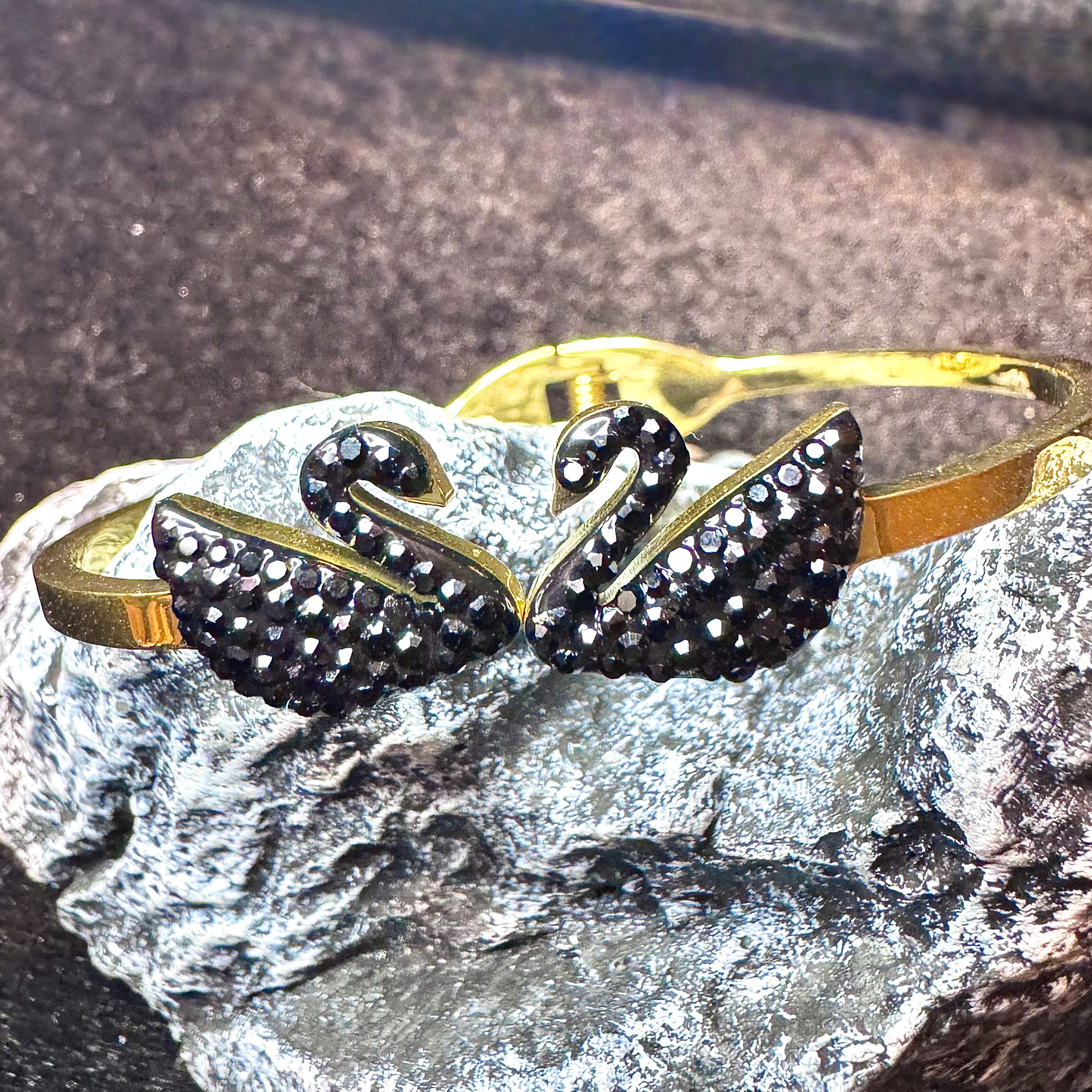 Vòng tay titan cuff vàng thiên nga đen