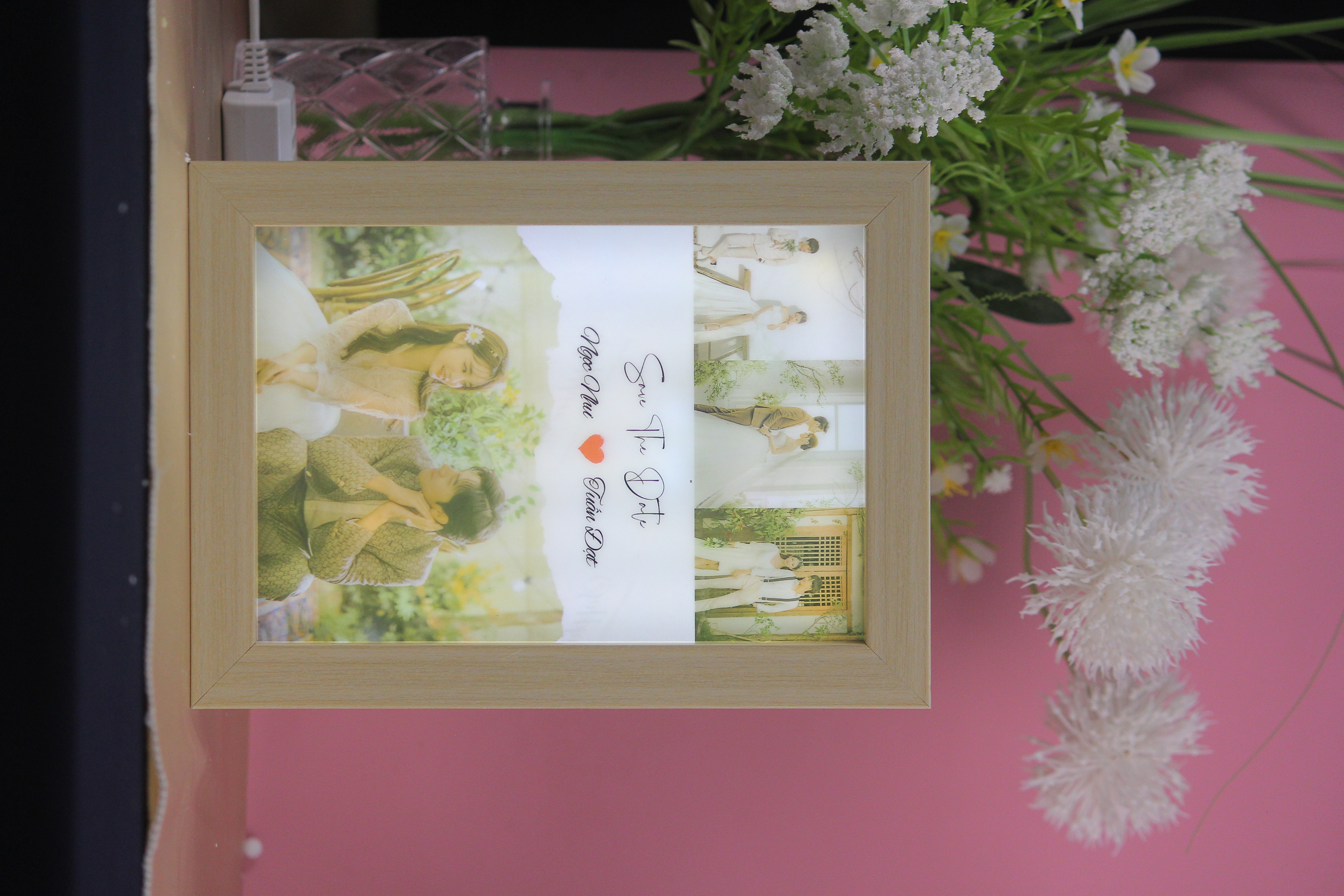 Quà kỷ niệm ngày yêu nhau – Tranh gương đèn LED in ảnh cặp đôi cá nhân hóa theo yêu cầu, lưu giữ những kỷ niệm tình yêu lãng mạn