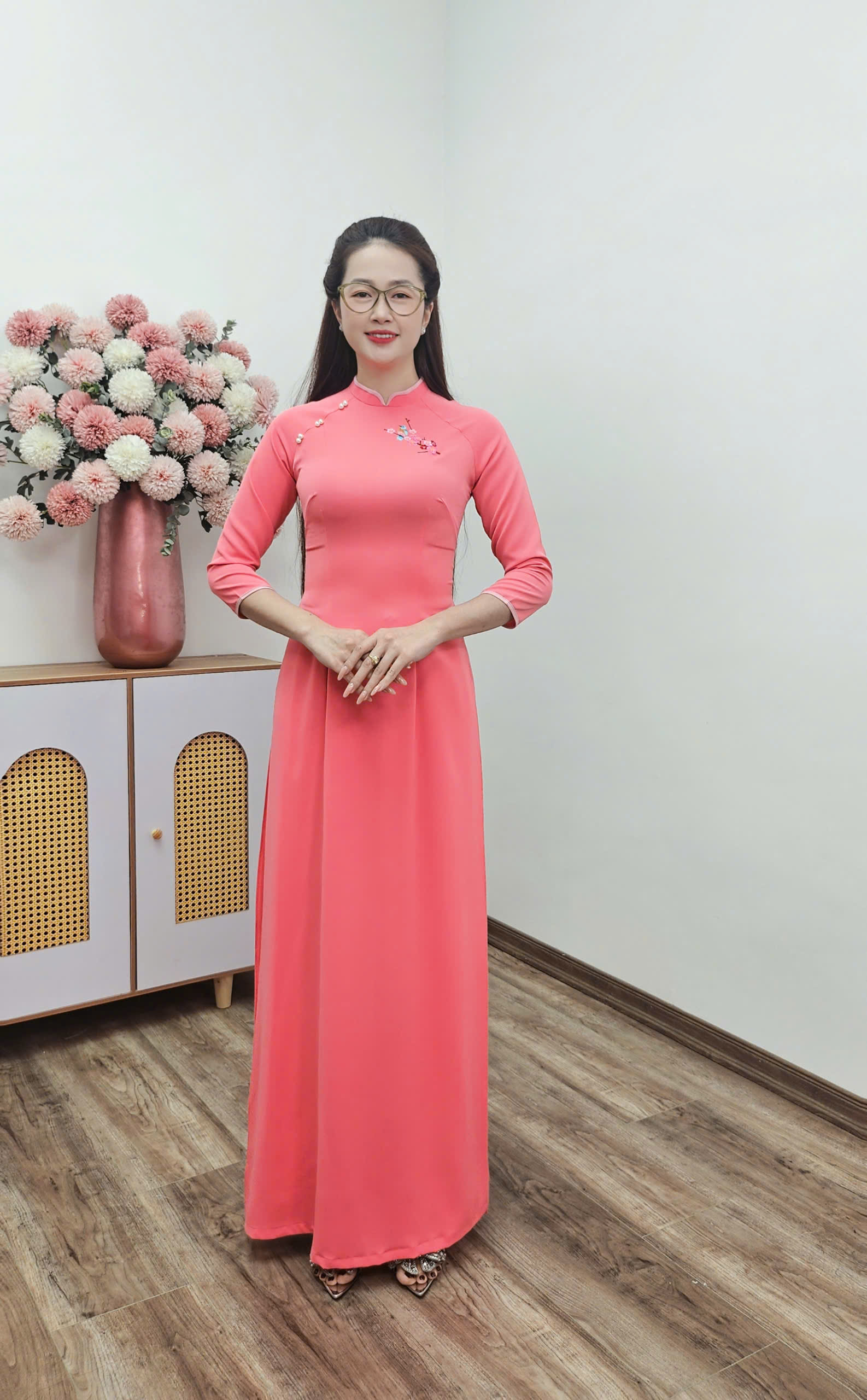 T450 áo dài cổ 2p tay lỡ lụa mỹ hồng viền cổ thêu hoa đào nhỏ đính ngọc