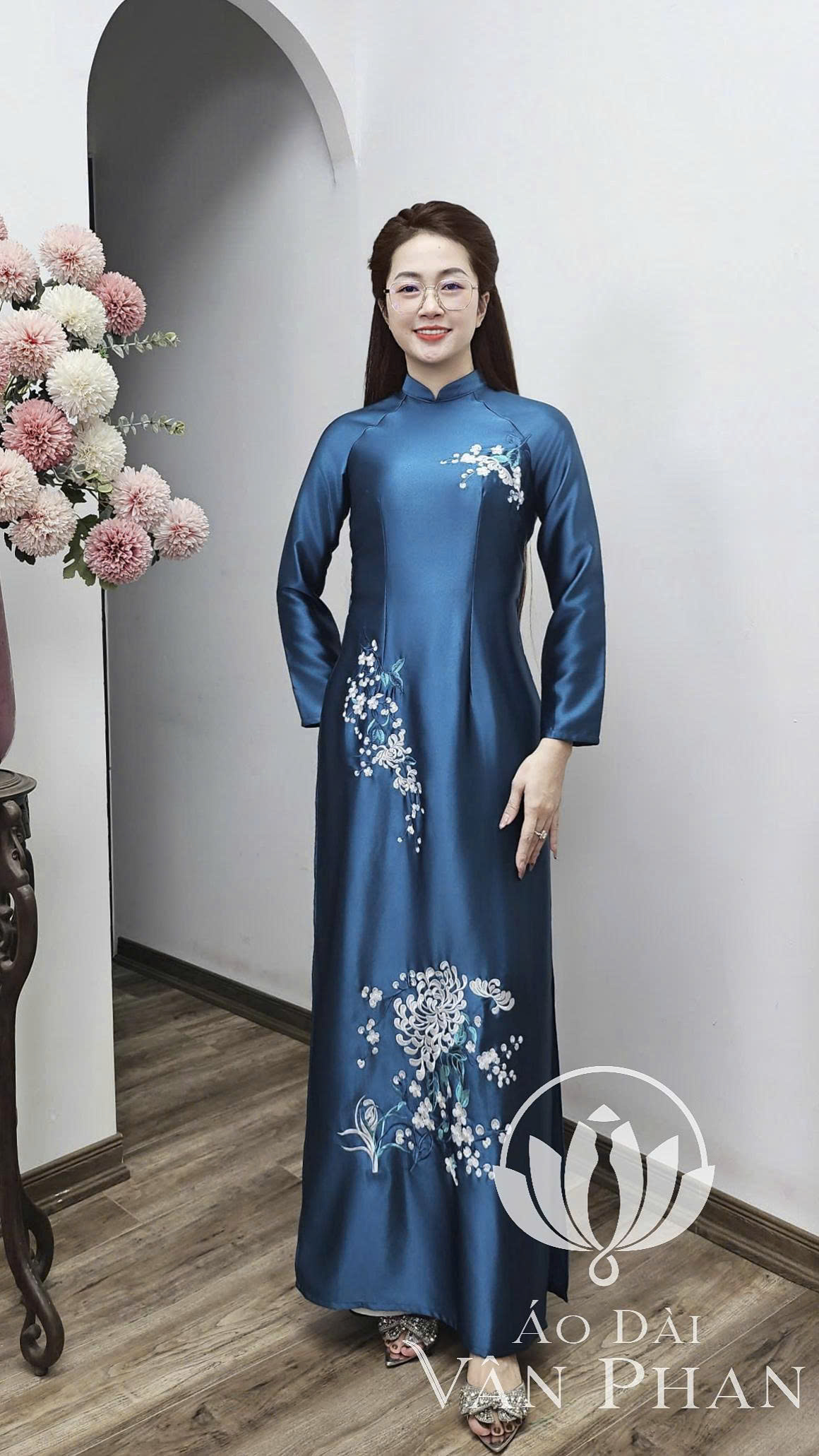 T476 áo dài cổ 3p lụa ruby xanh ngọc bích thêu hoa cúc vạn đoá_thumbnail_2