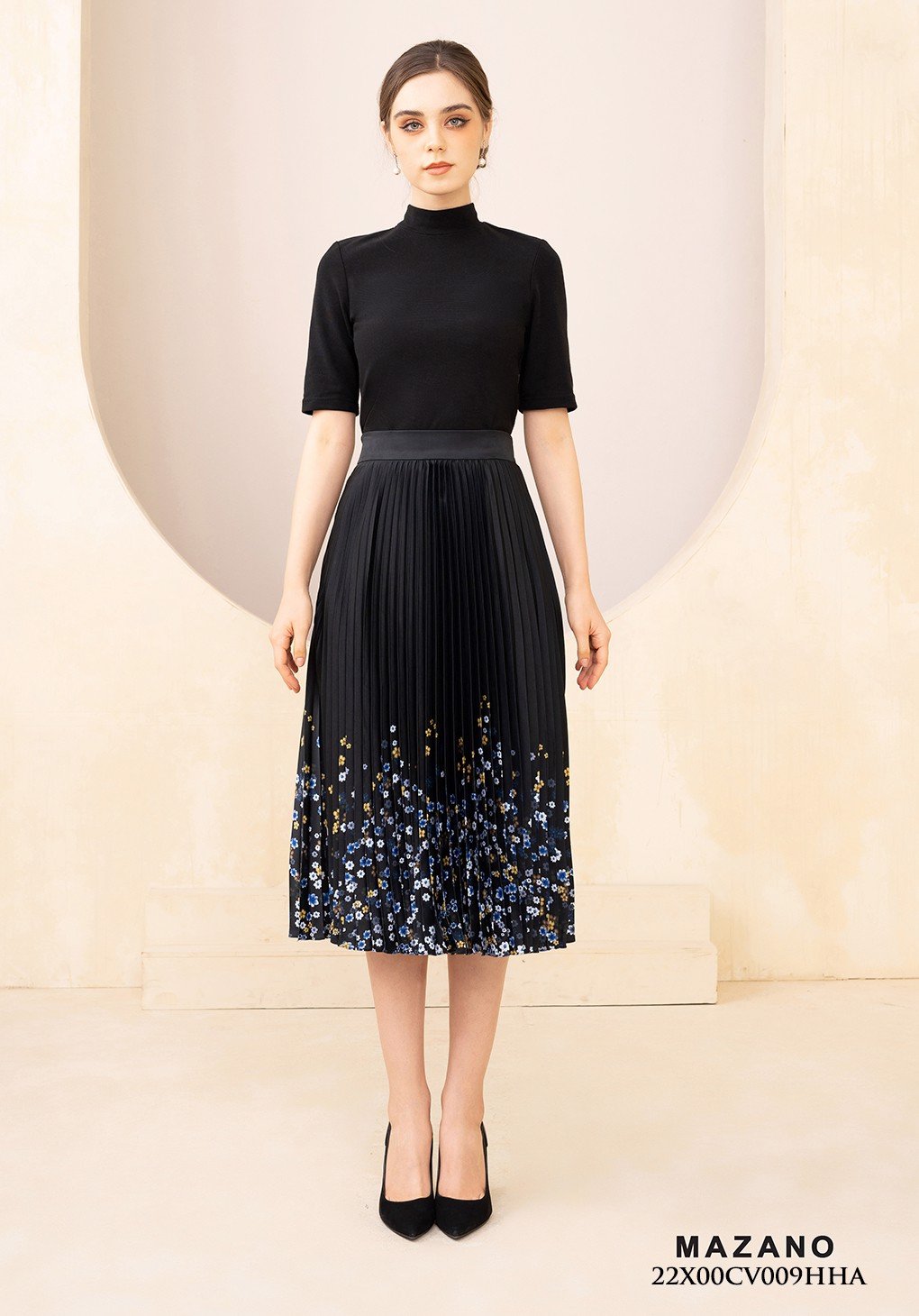 Chân váy xoè vải lụa đen dập ly in họa tiết