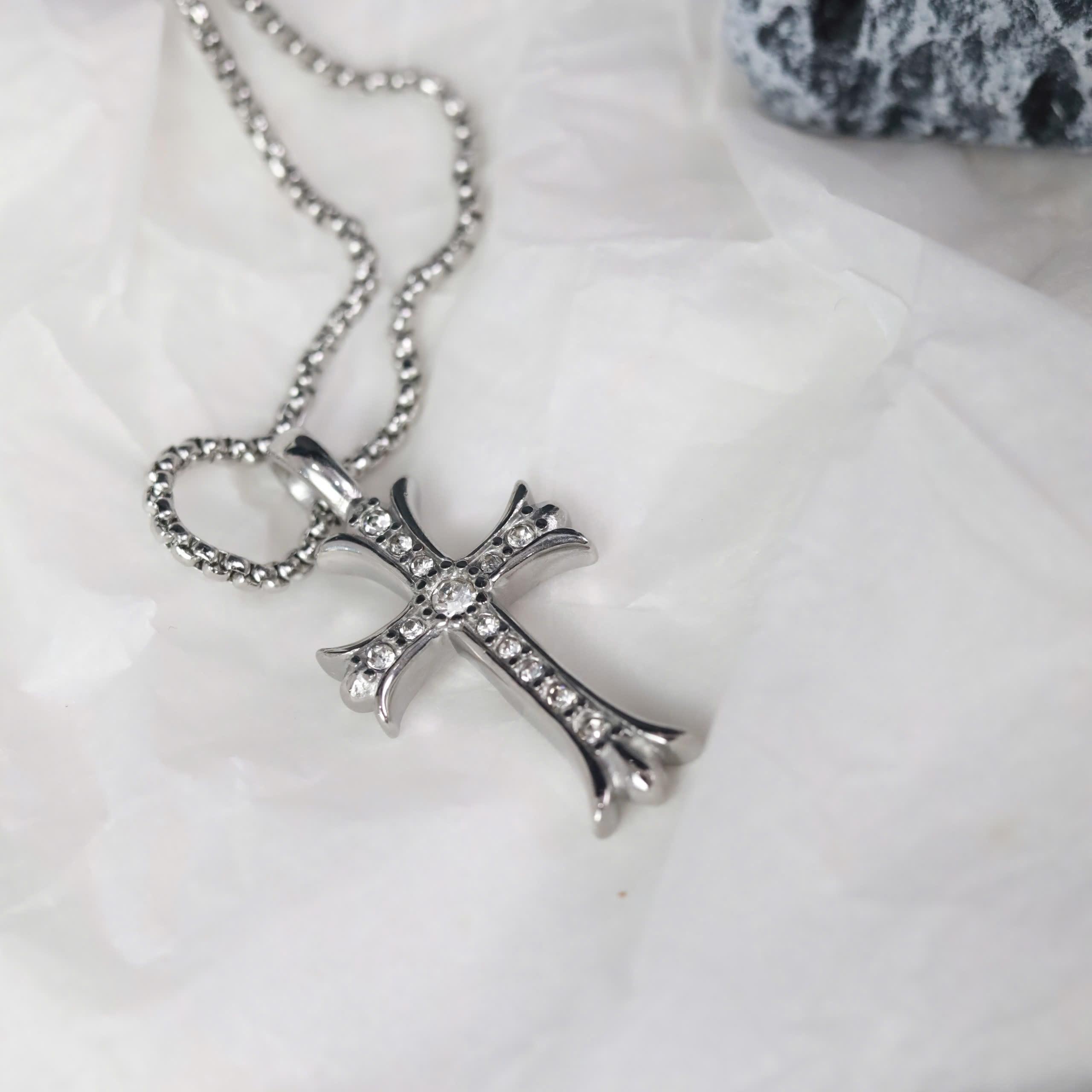 Vòng cổ titan chrome heart thánh giá đính đá