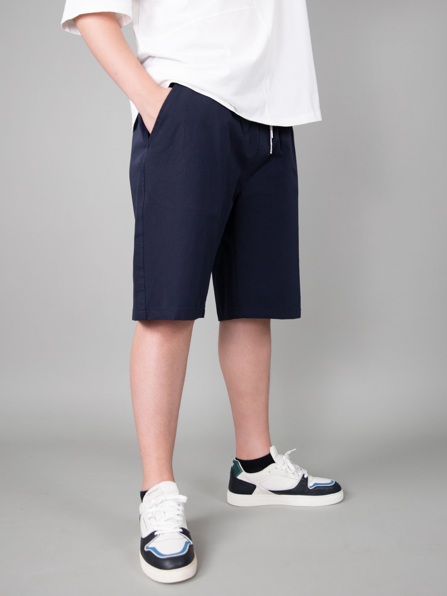 Quần short kaki màu navy túi chéo
