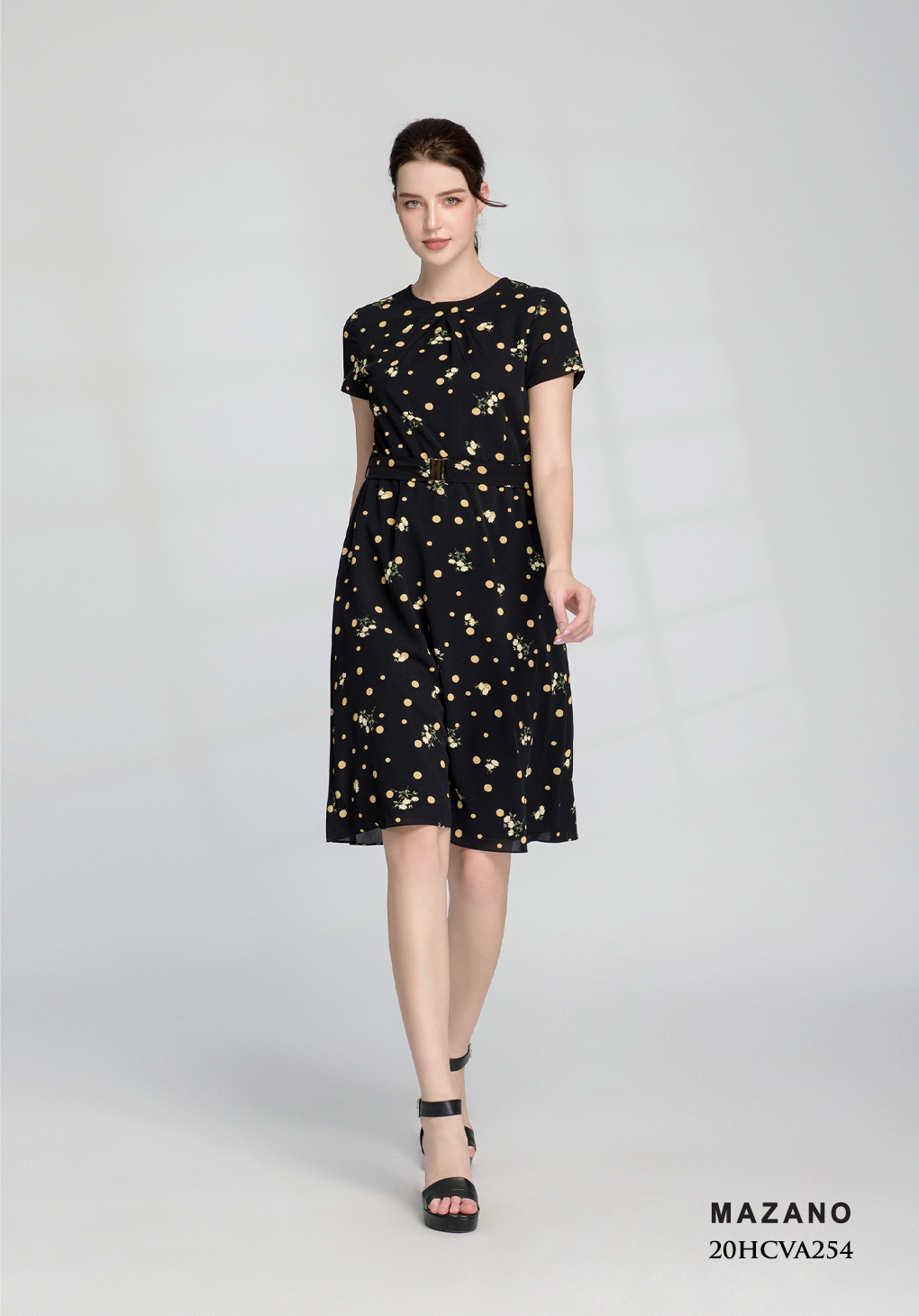 Đầm đen suông họa tiết chấm bi hoa vàng