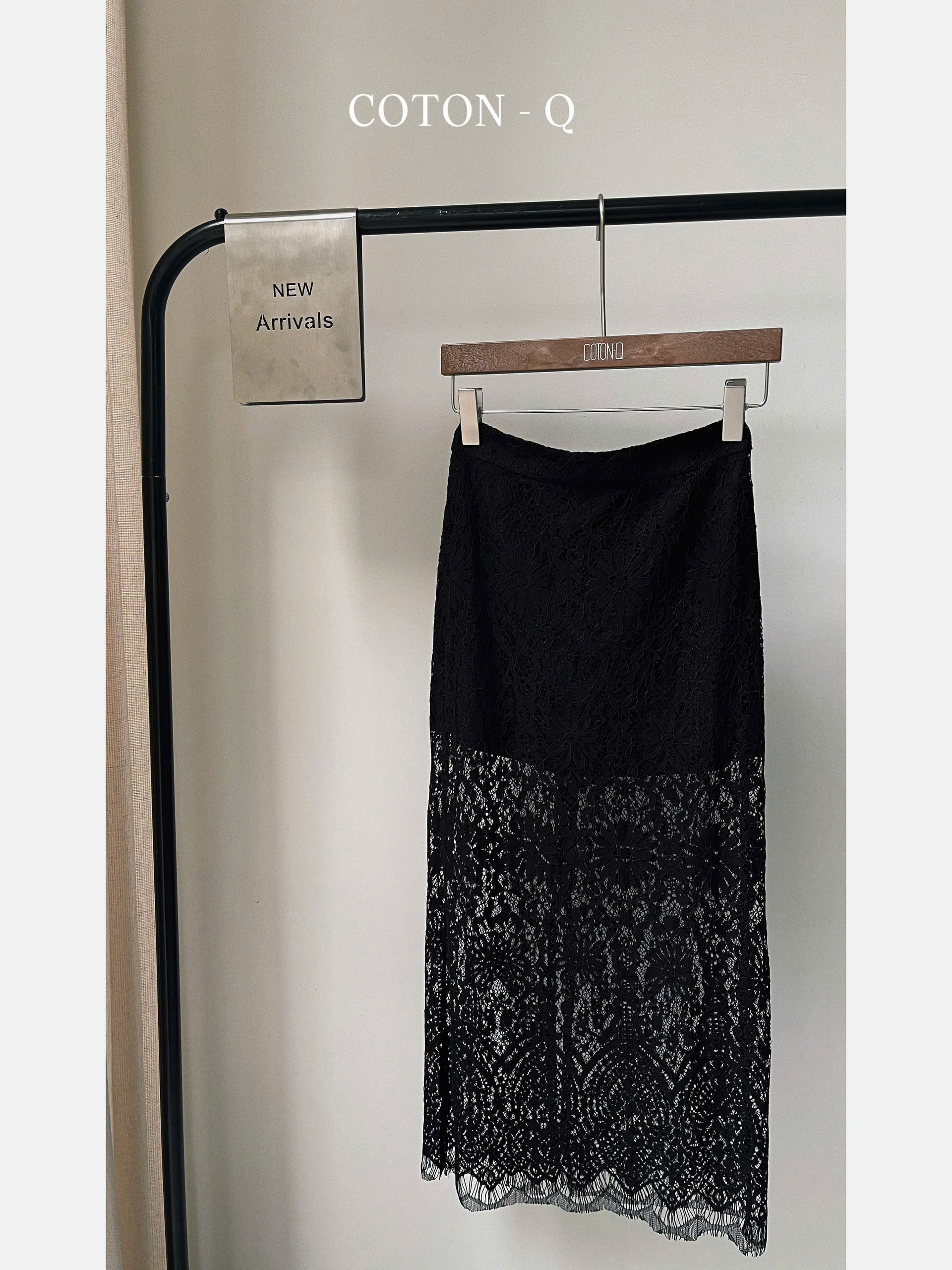 HS73 Chân váy phối ren đen