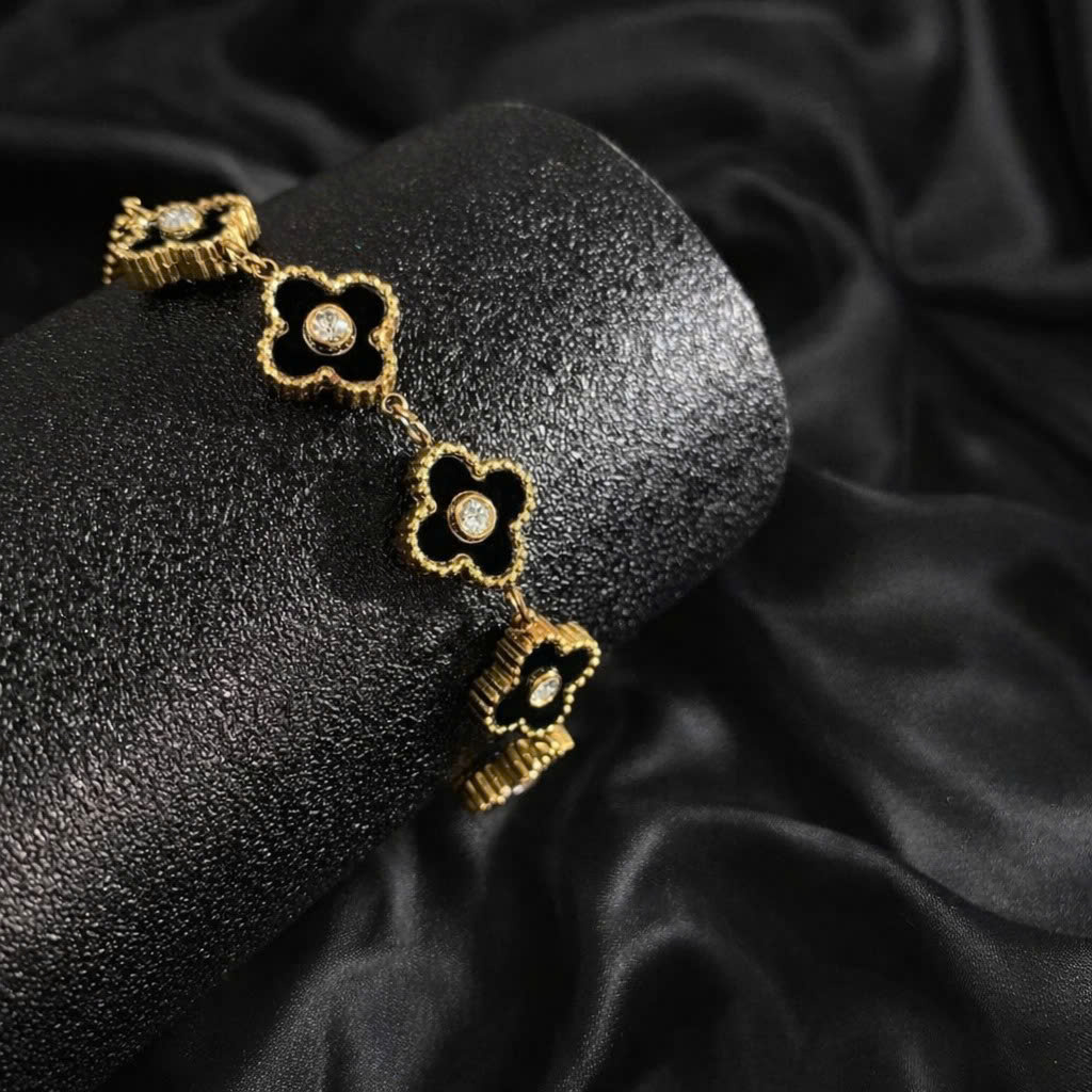 Vòng tay cỏ 4 lá đen dây vàng rút hợp kim