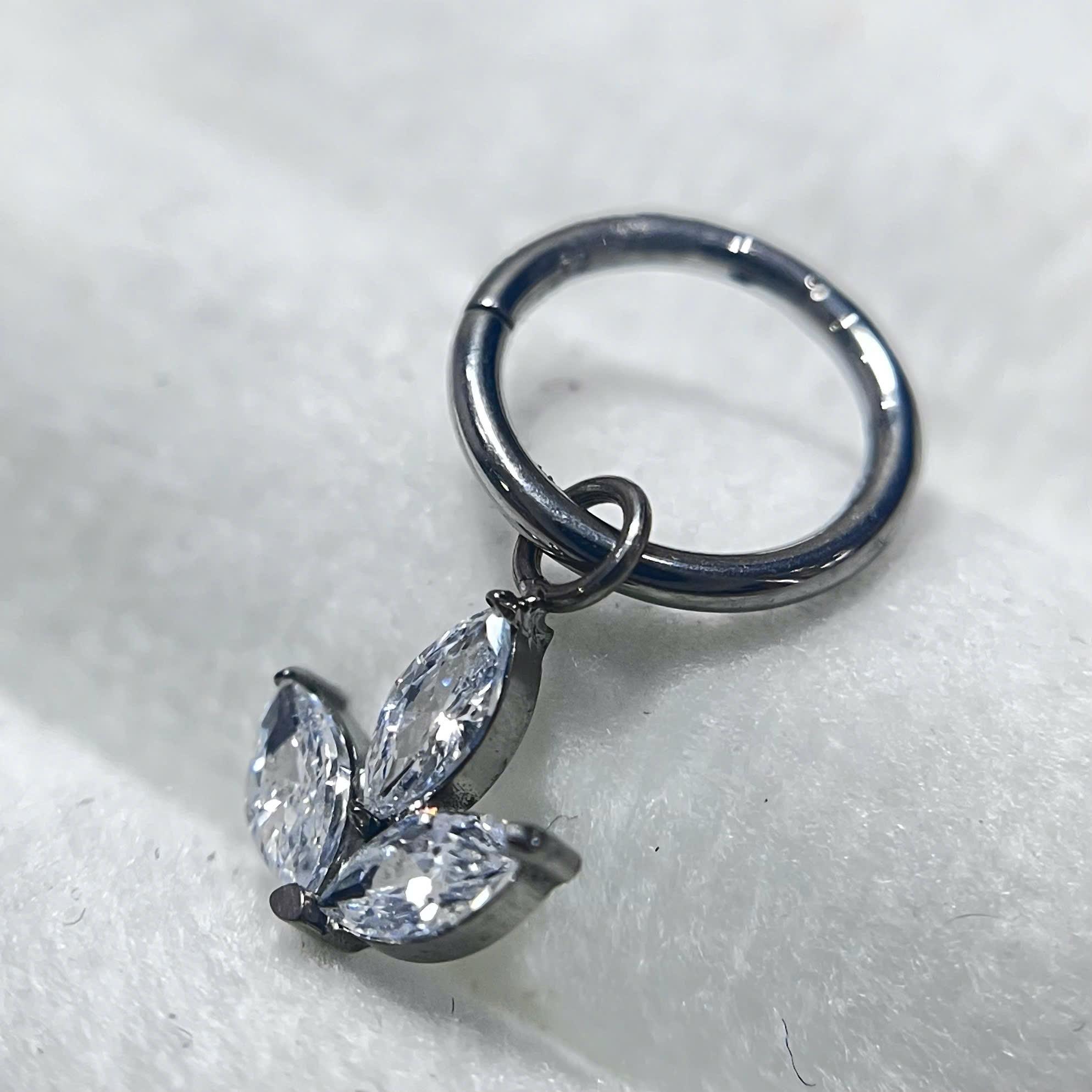 khuyên vòng kiểu titan ba lá kim cương tòn ten 8mm