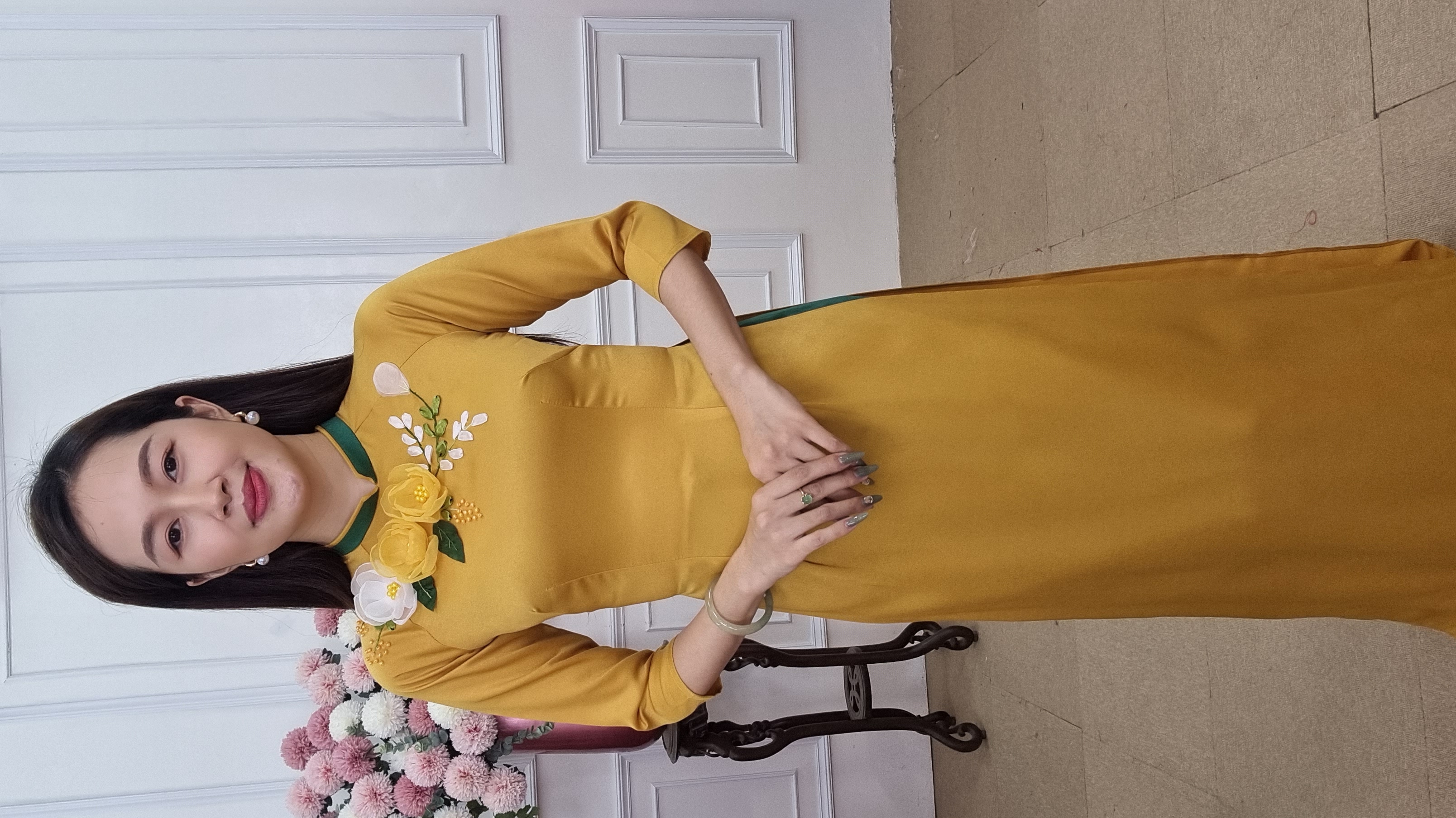 A2022 áo dài lụa tây thi vàng đồng lai cổ xanh kết hoa vàng nổi_thumbnail_2