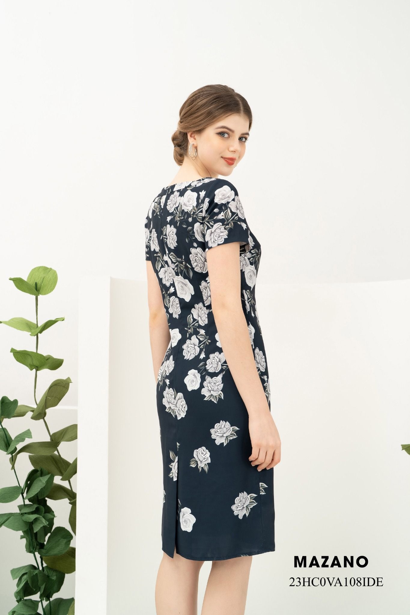 Đầm Suông hoạ tiết hoa hồng in bố cục, cổ tròn tay ngắn, dài đến bắp chân_thumbnail_3