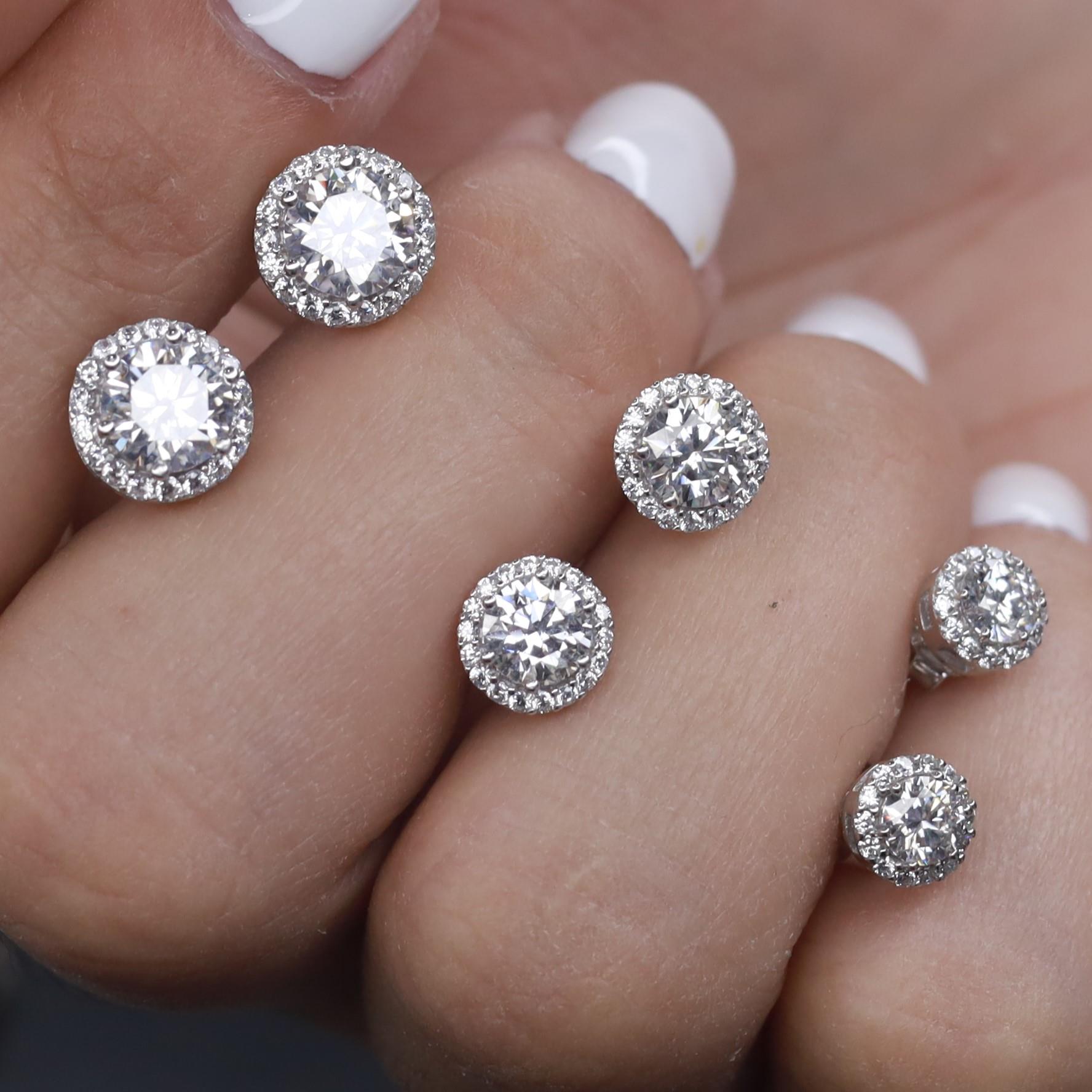 Khuyên tai bạc kim cương mois viền đá tấm