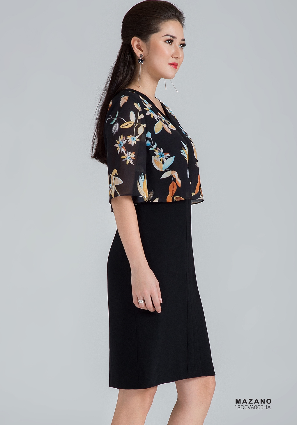 Váy đen họa tiết cổ V cách điệu_thumbnail_2