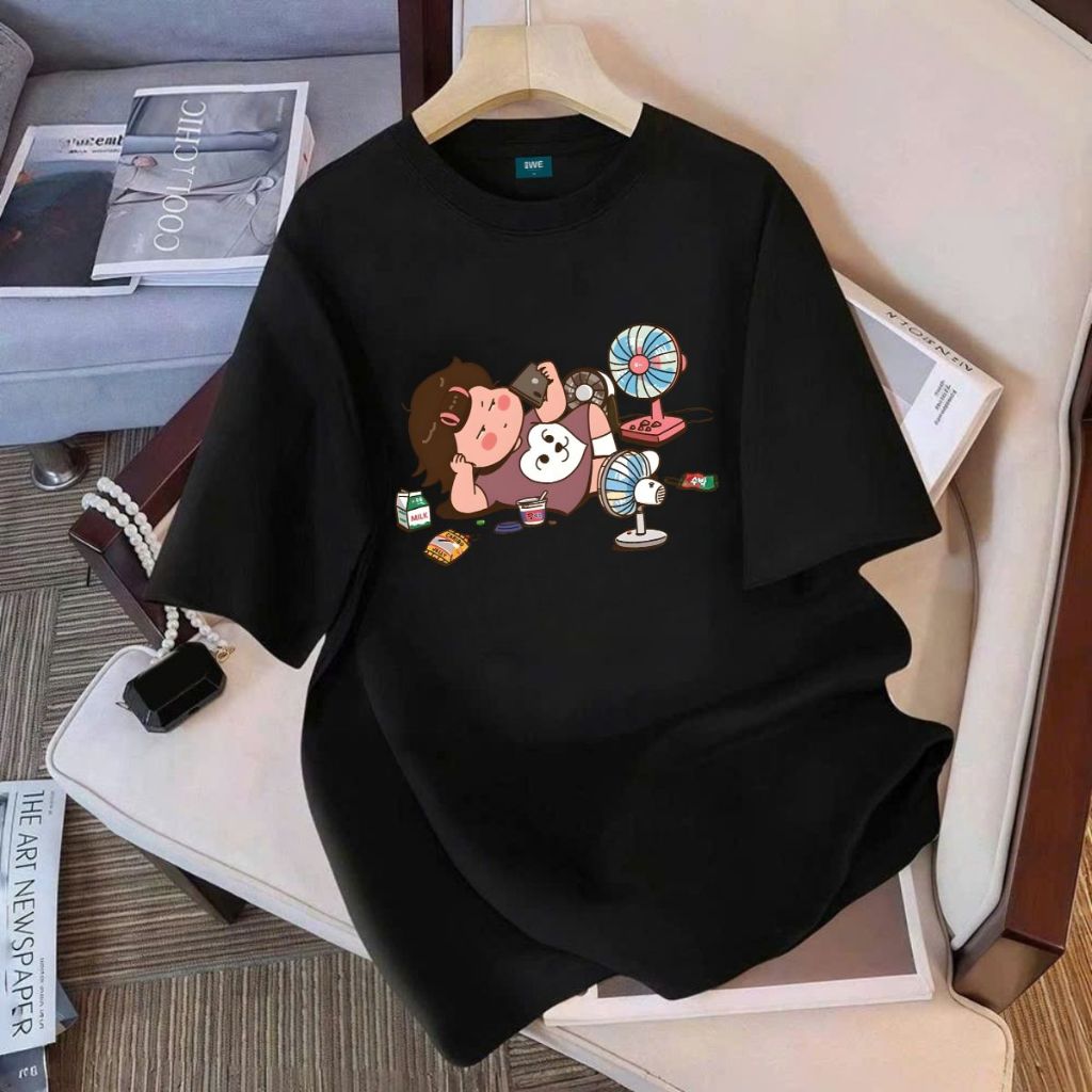Áo thun unisex UX30-1168 hình bé gái nằm xem điện thoại dáng oversized local brand WETEE_thumbnail_3