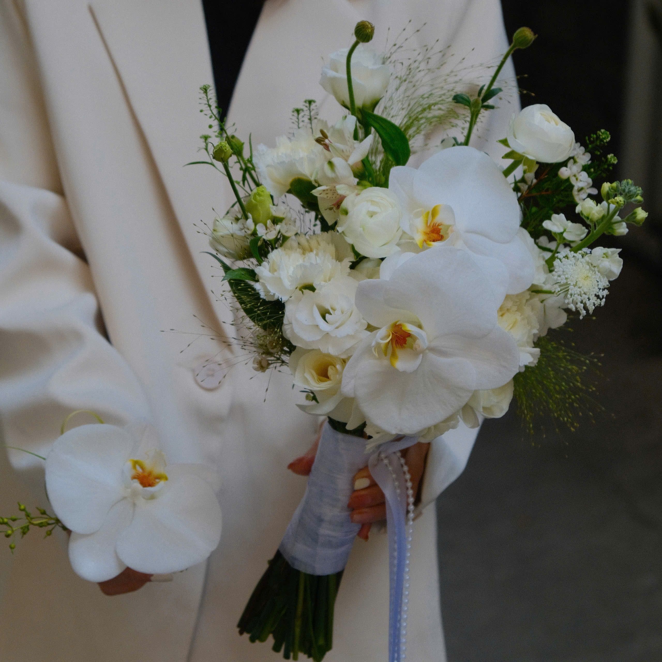 Bó hoa cưới Lan Hồ Điệp mix tone trắng