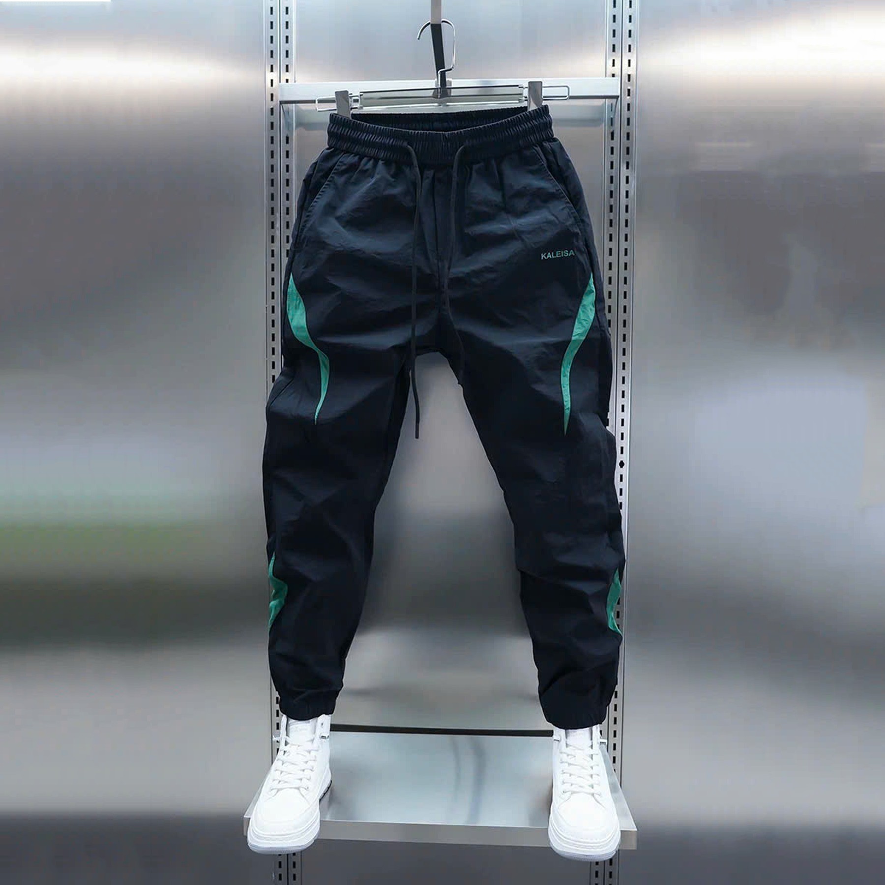 Quần Jogger Gió Dáng Thể Thao – Chất Liệu Gió Mịn, Nhẹ Co Giãn Thoải Mái, Phối Màu Thời Trang - QH240