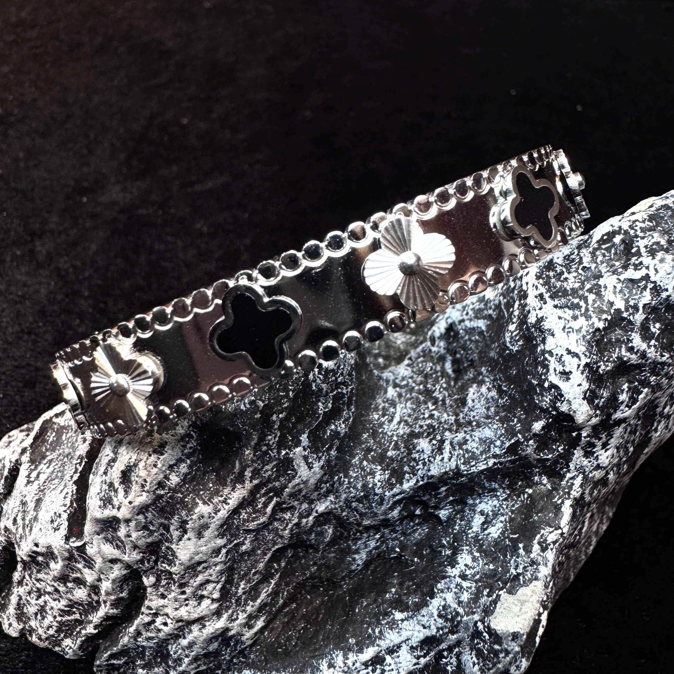 vòng tay titan cuff vca đen trơn_thumbnail_1