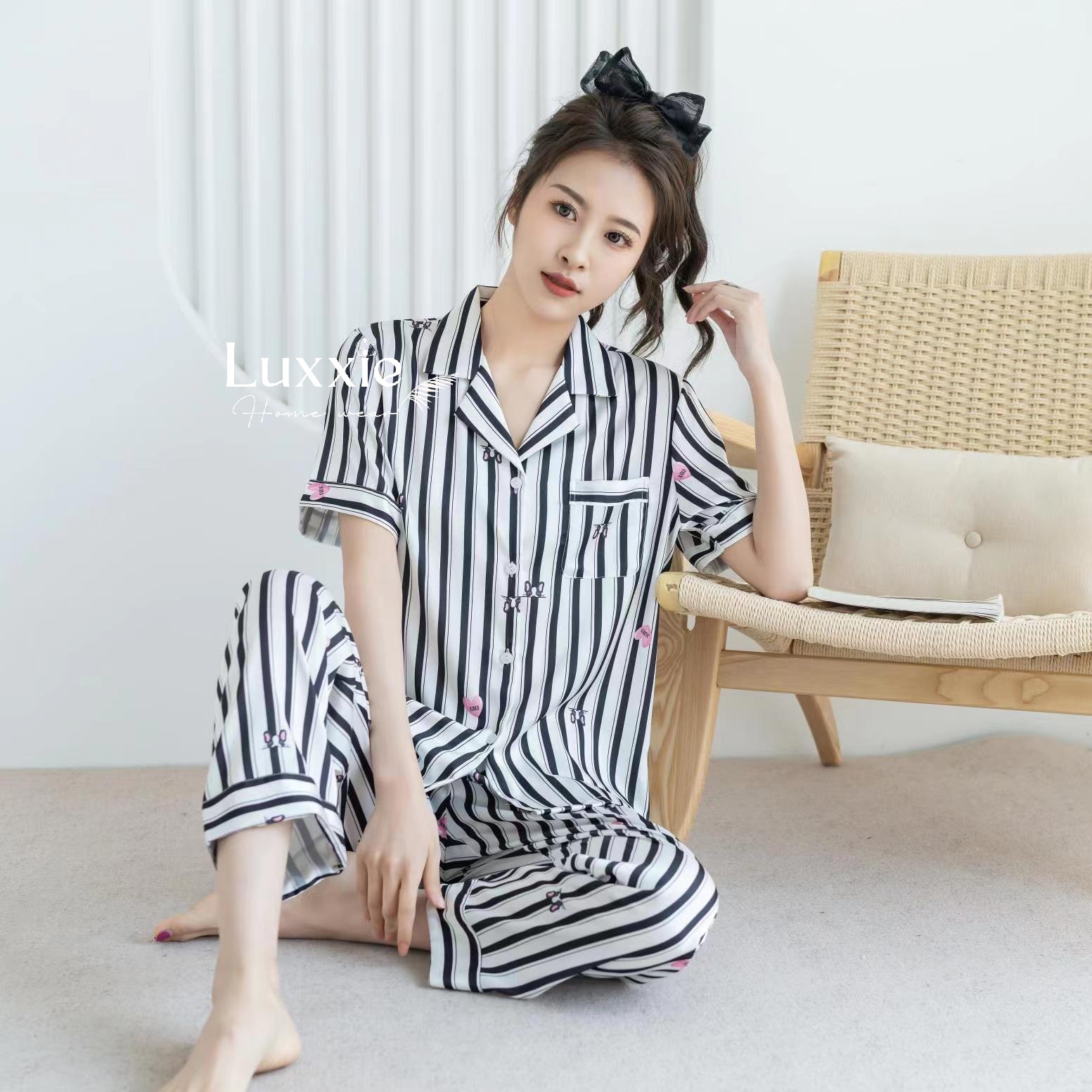 N103B Pijama lụa sọc trắng/ đen họa tiết mặt mèo cộc tay