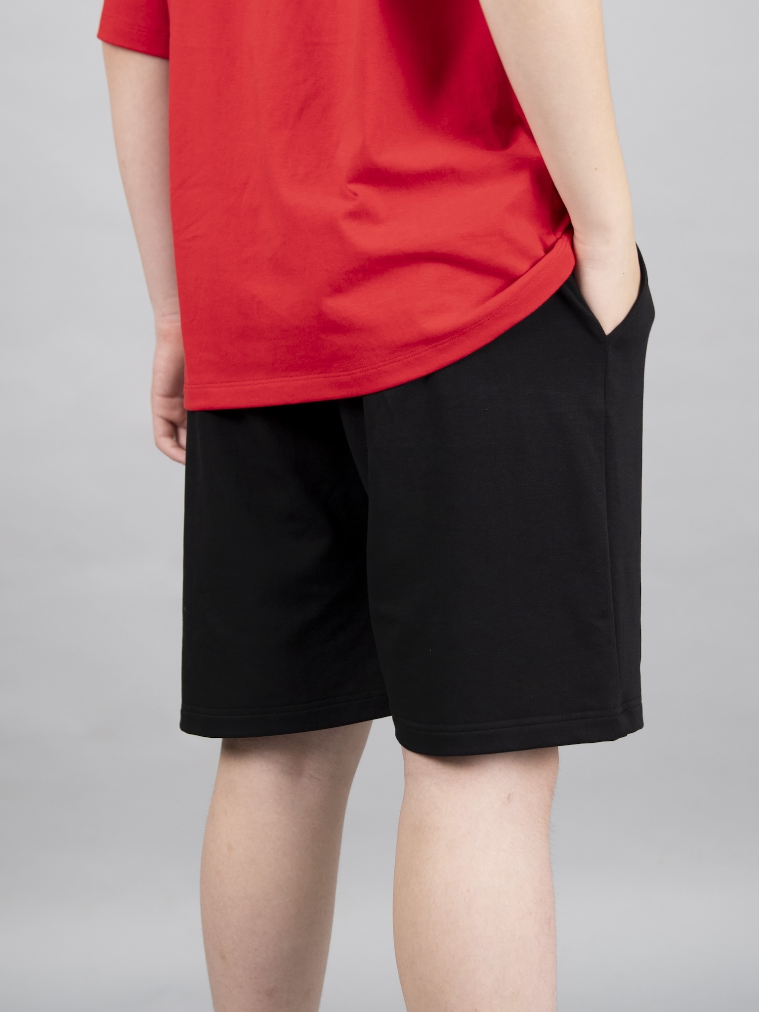 Quần short da cá đen in 2 sọc đỏ_thumbnail_3